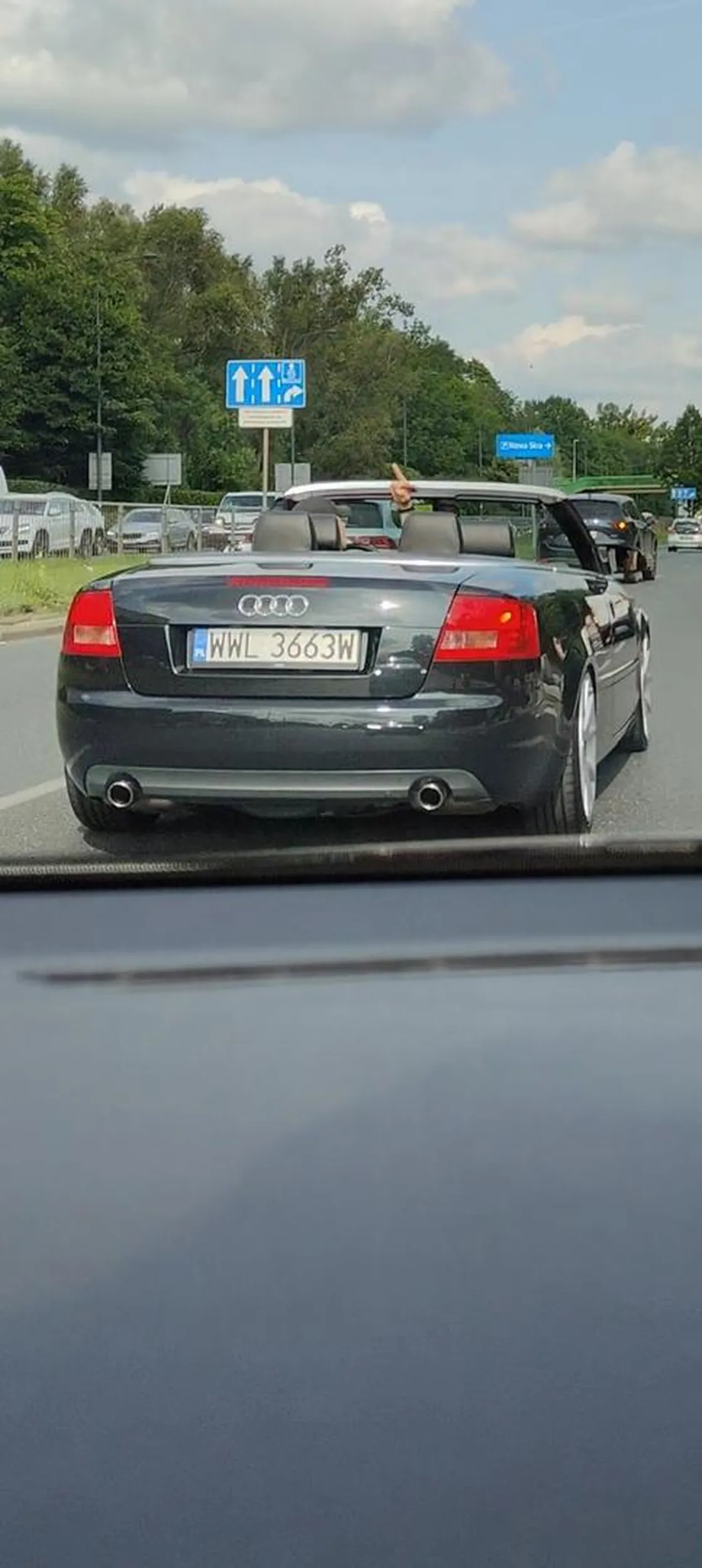 Zajeżdża drogę i pokazuje środkowy palec. Sprawa zgłoszona na Policję.