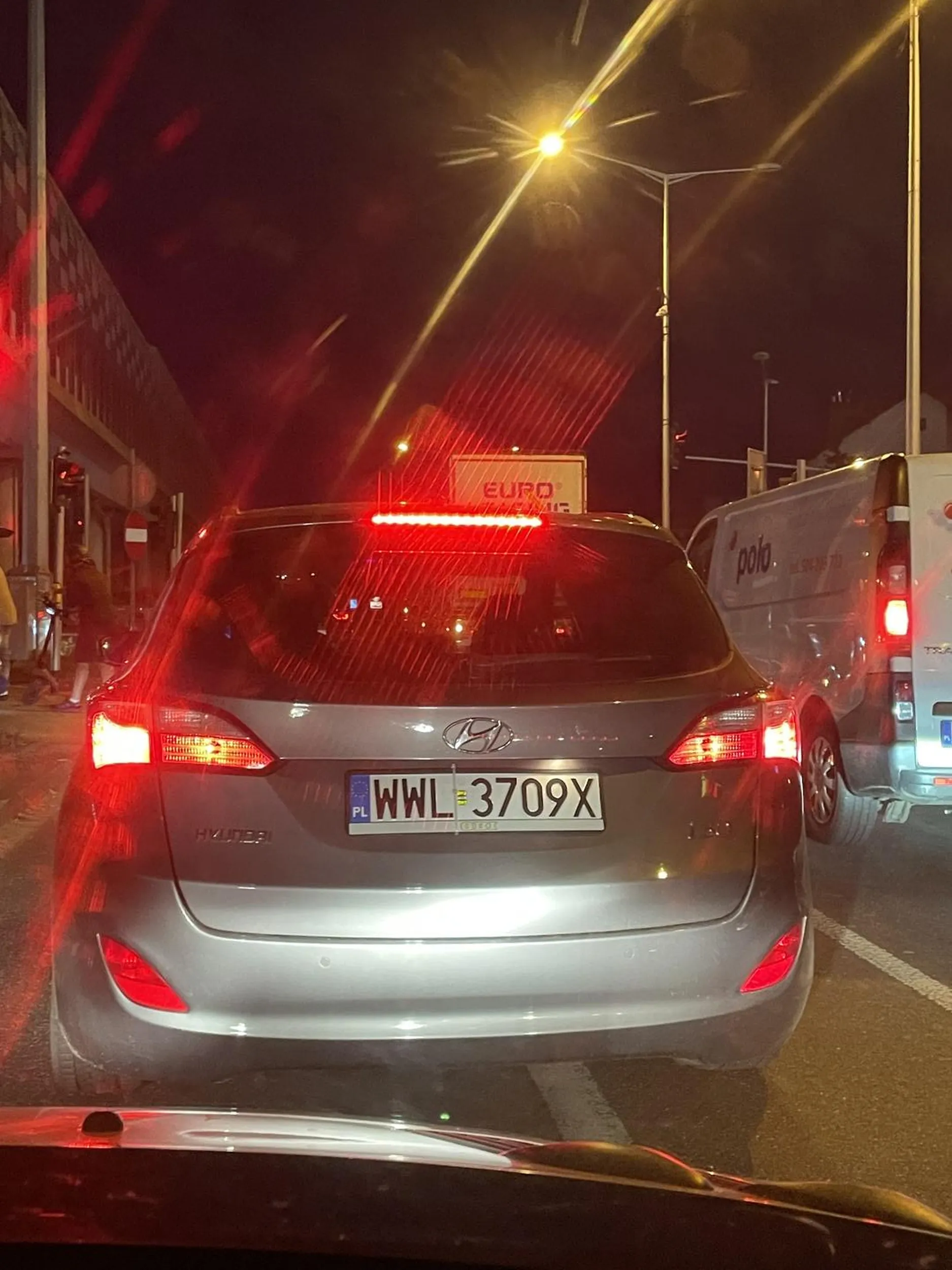 Może troche kultury palancie, a nie wpierdalać się na chama na inny pas? Won do siebie na wieś!