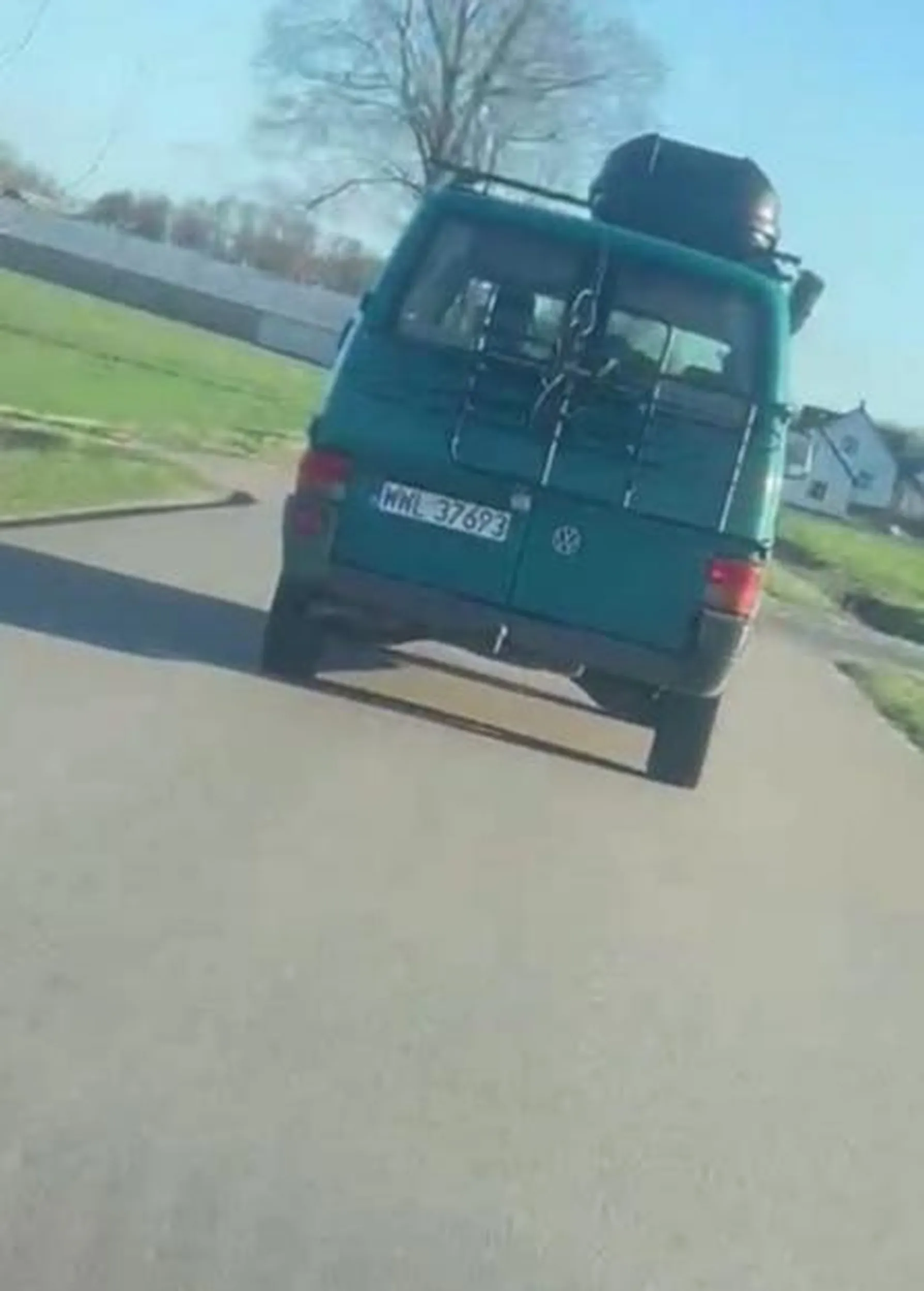 Jedzie środkiem drogi i nie da się wyprzedzić i tak przez ponad kilometr drogi