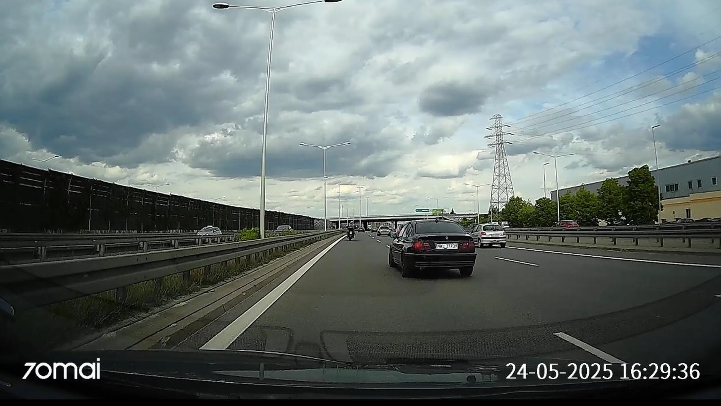 Rajd po wylotówce z Warszawy sobie urządza, ale w lusterka nie spojrzy. Jeszcze lapami wymachuje. Jak to jest że to zawsze takie gruzy najbardziej uprzykrzają jazdę udowadniając wszystkim jak mega szybko potrafią jechać….