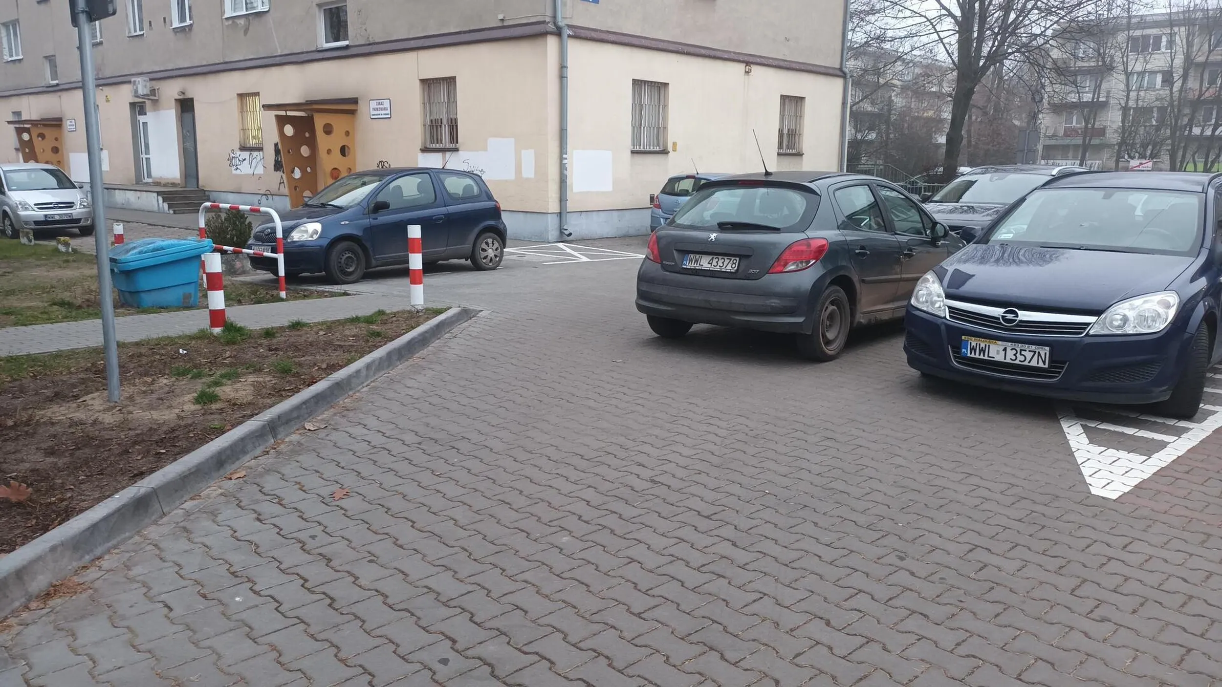 Brawo. Zablokowane pół parkingu przed wjazdem i wyjazdem