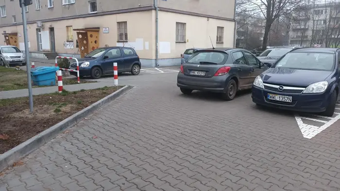 Brawo. Zablokowane pół parkingu przed wjazdem i wyjazdem
