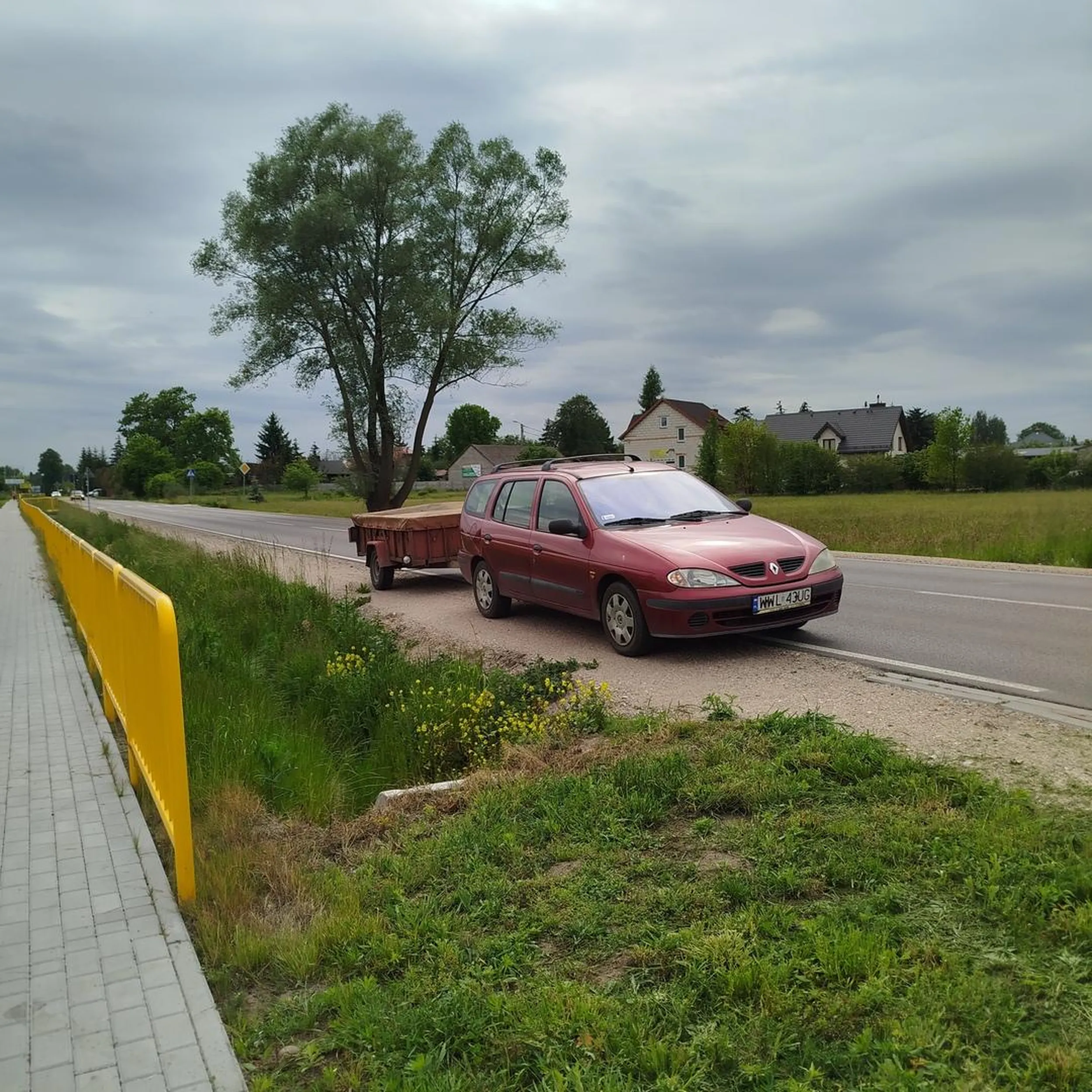Koleżka zaparkował na środku drogi, obok był pusty parking!!!, i poszedł sobie na zakupy