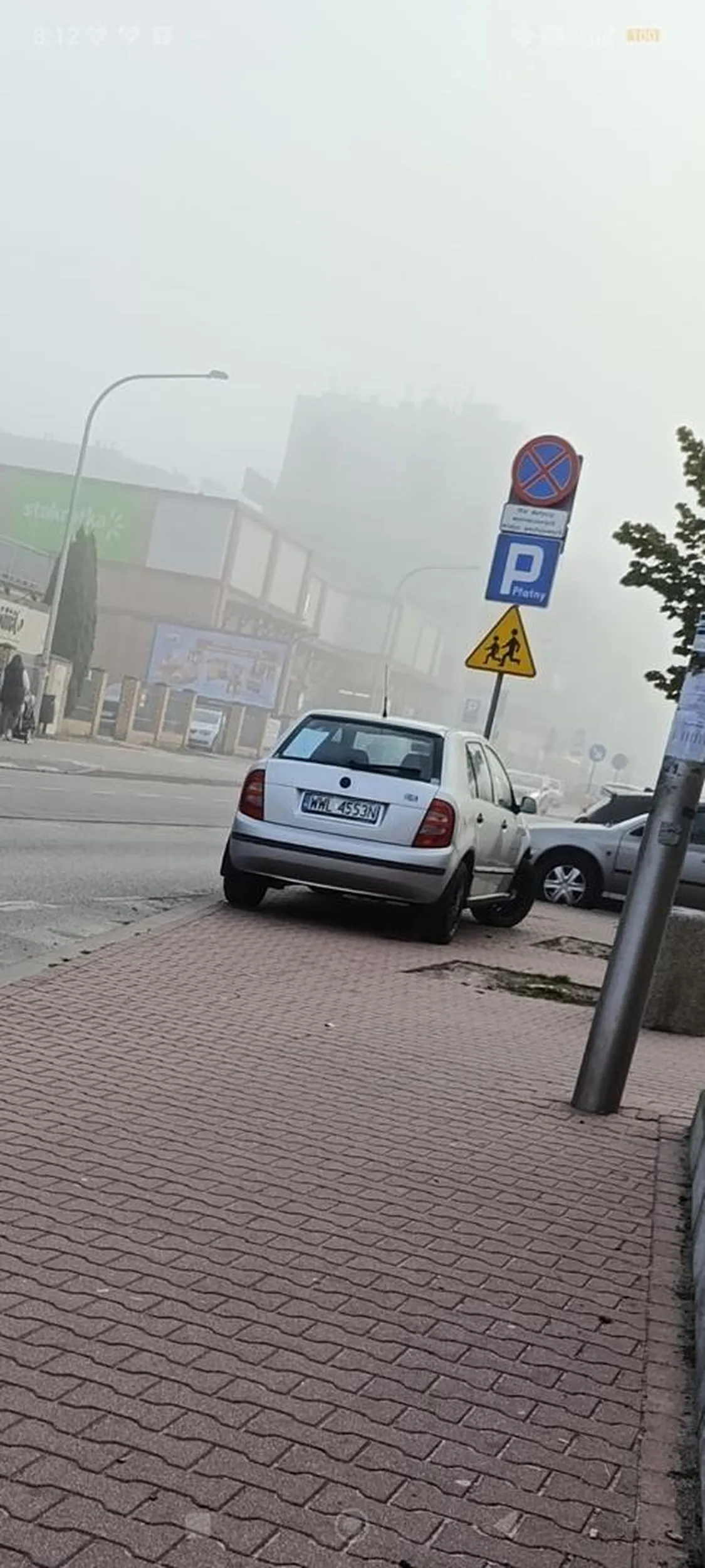 Uważajcie na tę szybką sportową Skodę (czarne znaczki z tyłu i felgi), ponieważ parkuje w miejscu niewyznaczonym. Co z tego, że za chwilę odjechał, skoro krawężnik niedługo tego nie wytrzyma.