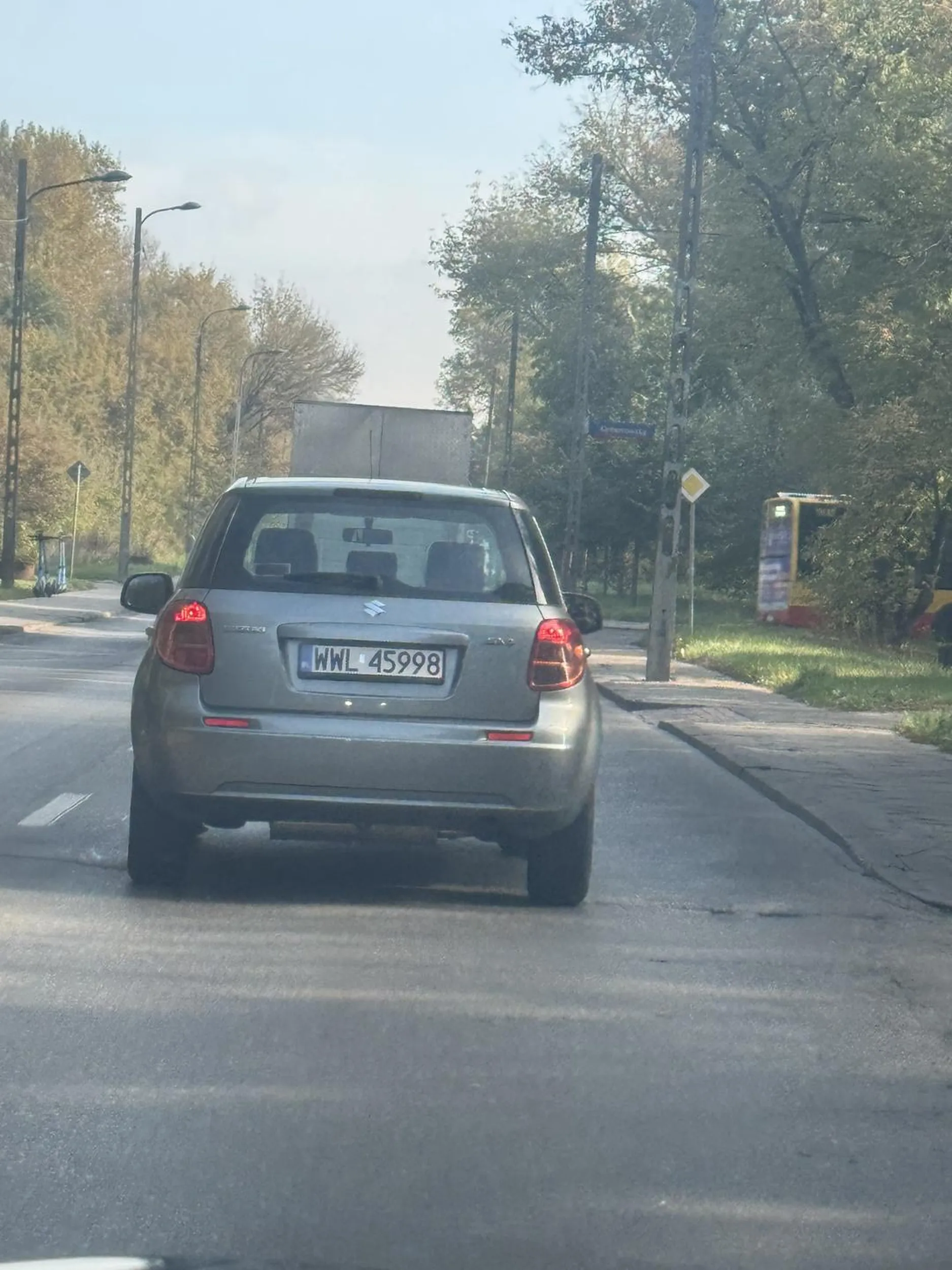 Jedzie jakby chciała, a nie mogła, tamuję ruch, STOPy jej nie obowiązują, a sygnalizacja zmiany kierunku jazdy to dla nie obca materia. Masakra.