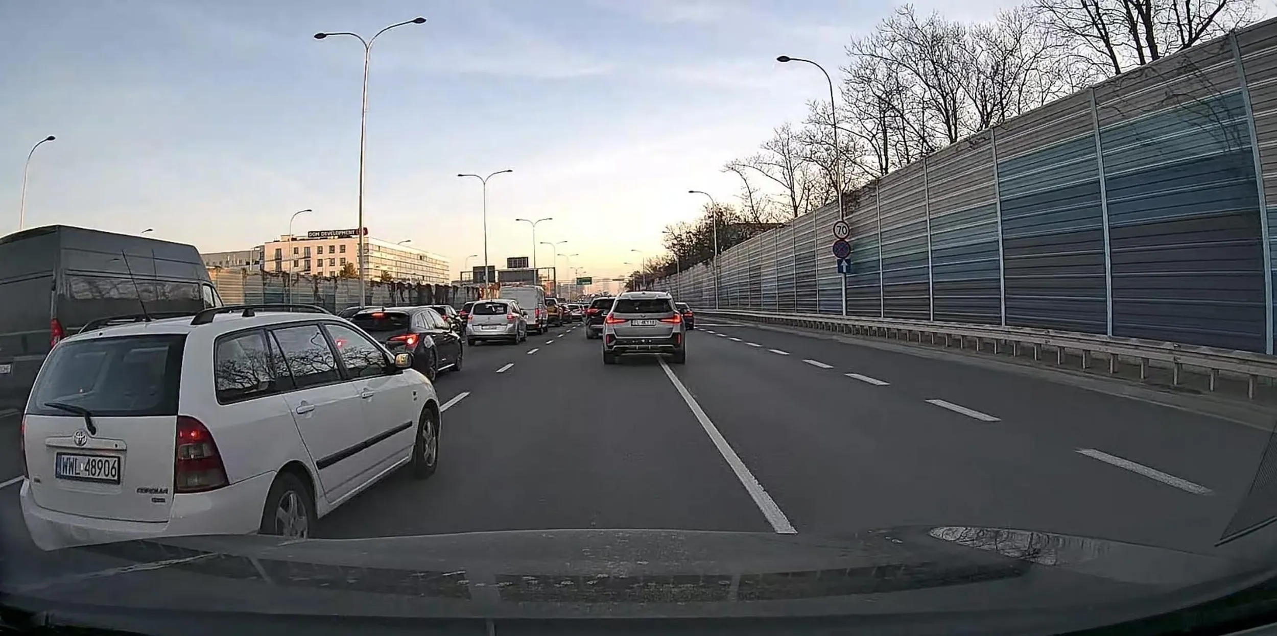 Baba nie używa kierunków skacze z pasa na pas zajeżdżając drogę. Masakra