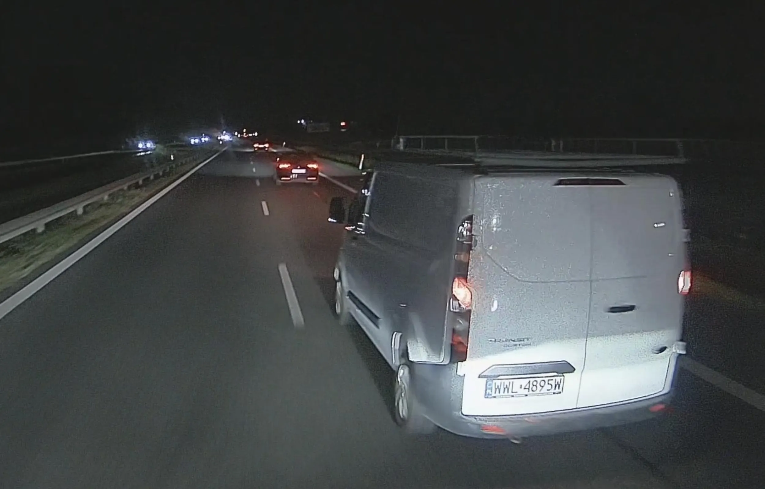 Nie bulwersuj się tak, bo ci żyłka pęknie. Dla twojej informacji za przyspieszanie w trakcie wyprzedzania jest mandat.