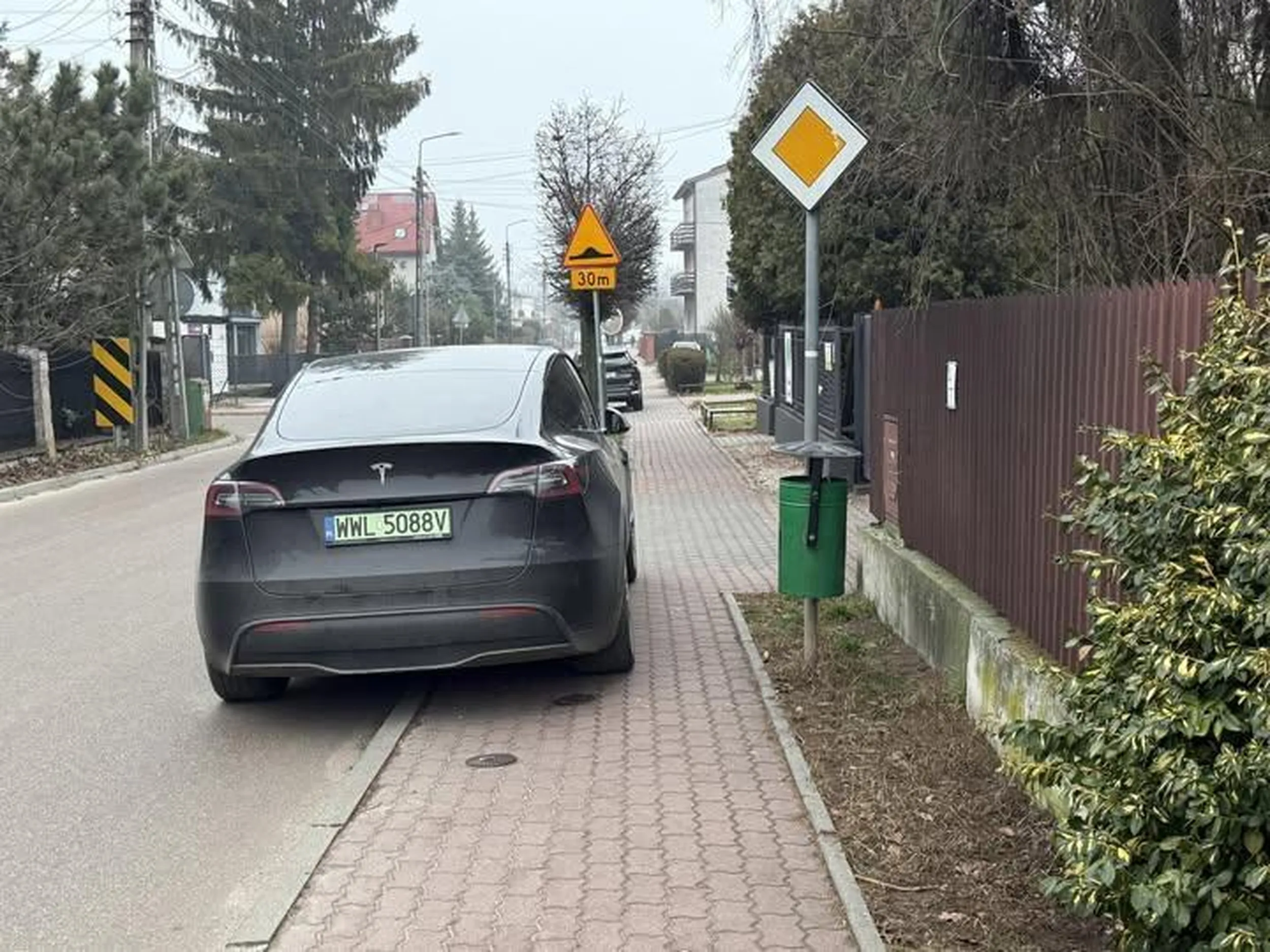 Parkowanie na chodniku, blokowanie przejścia, recydywa w popełnianiu wykroczeń