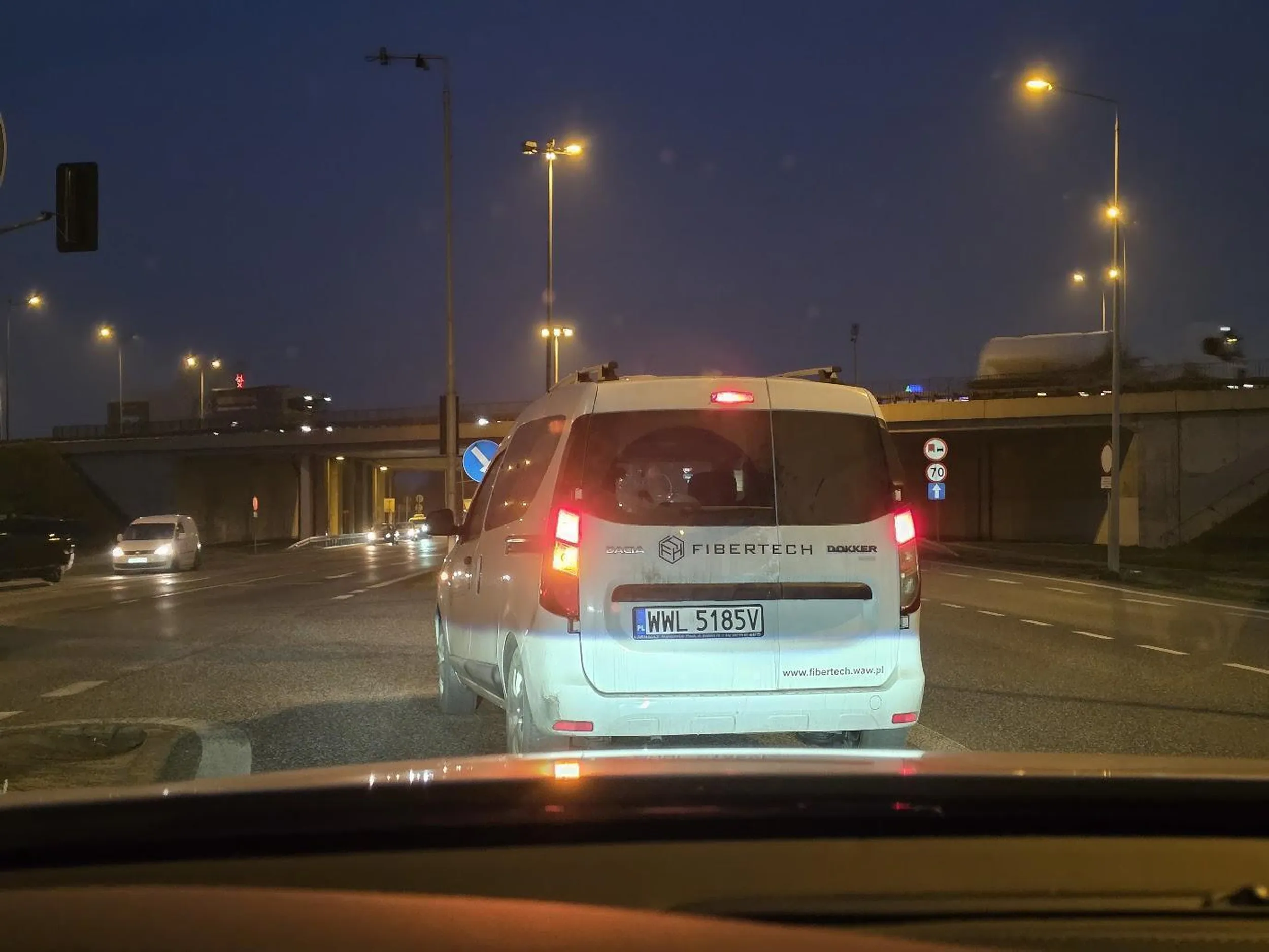 Tak wygląda pojazd uprzywilejowany, który nie może poczekać jak wszyscy w kolejce do świateł, nie... ten jest sprytniejszy. Pan postanowił, postanowił pokonać system, objechał cały koreczek i spokojnie stanął sobie przed światłami na "pool position", a było to 8 grudnia 2025 roku o godz. 6:56. Dobra reklama dla firmy!