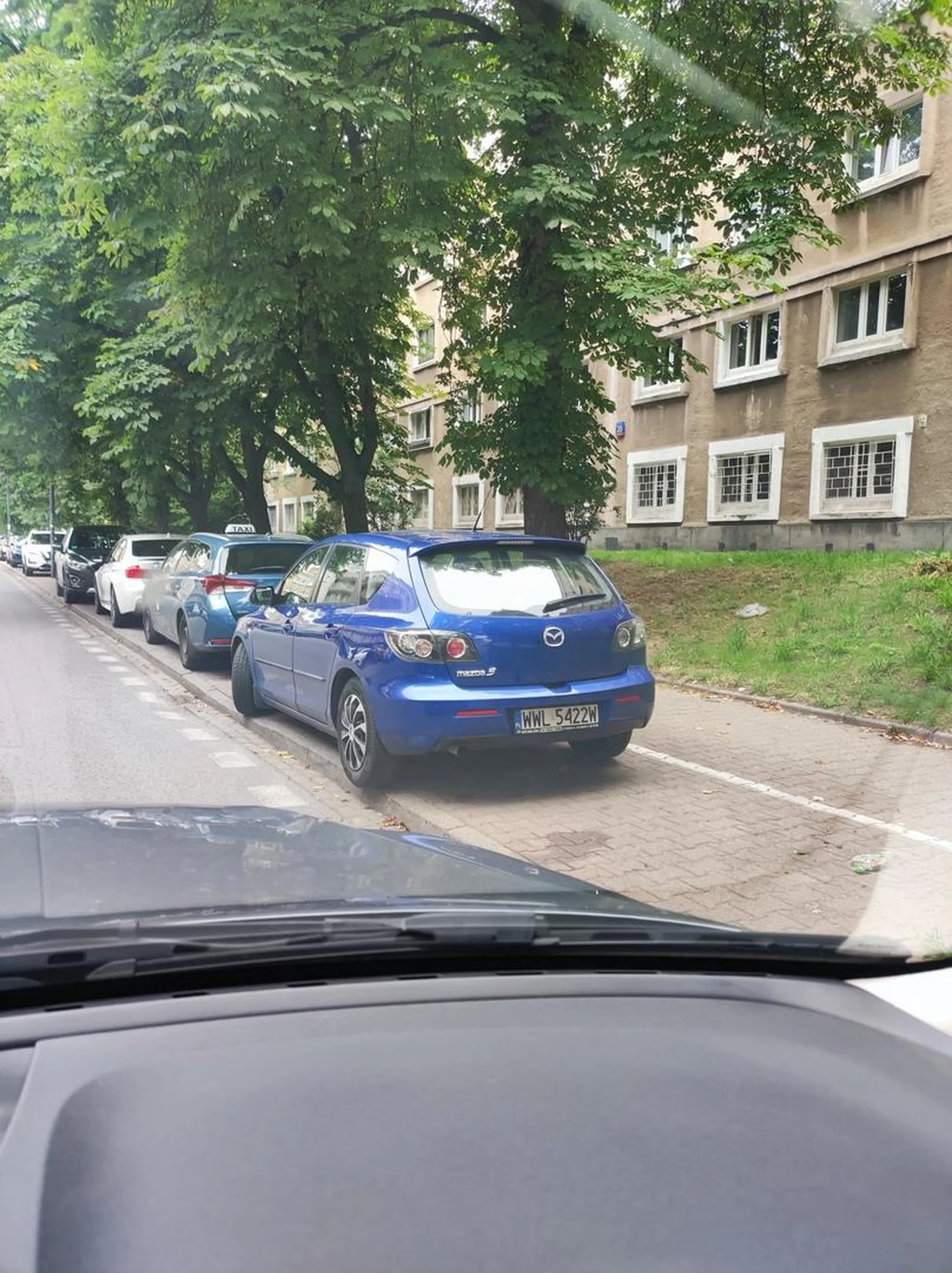 Burak ofrygany na pitpulla wyskoczyl z auta i wbieg mi za tyl auta podczas parkowania gdy juz w 90% stalem na miejscu parkingowym i krzyczal zebym odjezdzal bo on tu stal, potem grozil, ze mnie polamie i gdy jego kobieta podjechala autem (wczesniej probowala zaparkowac kilka miejsc wczesniej) wrocil do niej i zaparkowali dalej, wygladal na nacpanego albo wczorajszego, polecam uwazac.