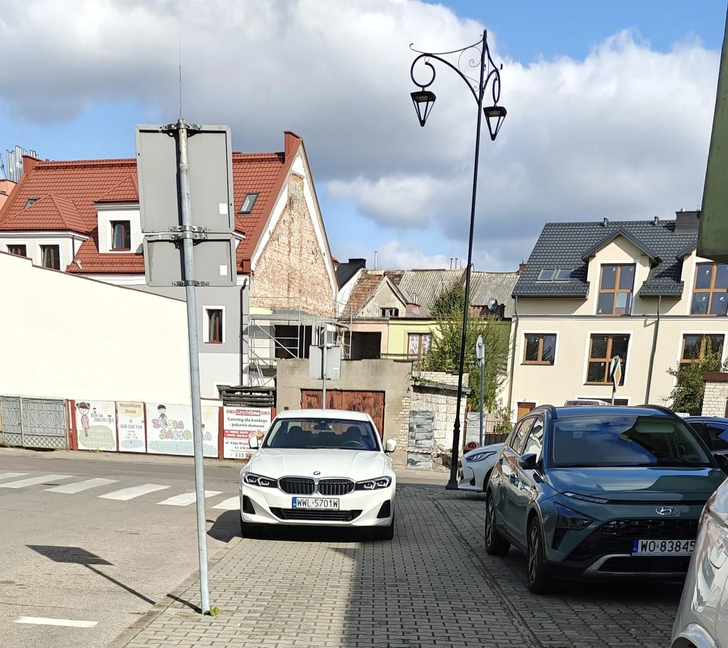 Parkowanie na chodniku bo bliżej wejścia do notariusza no i 1.5m dla pieszych a po co