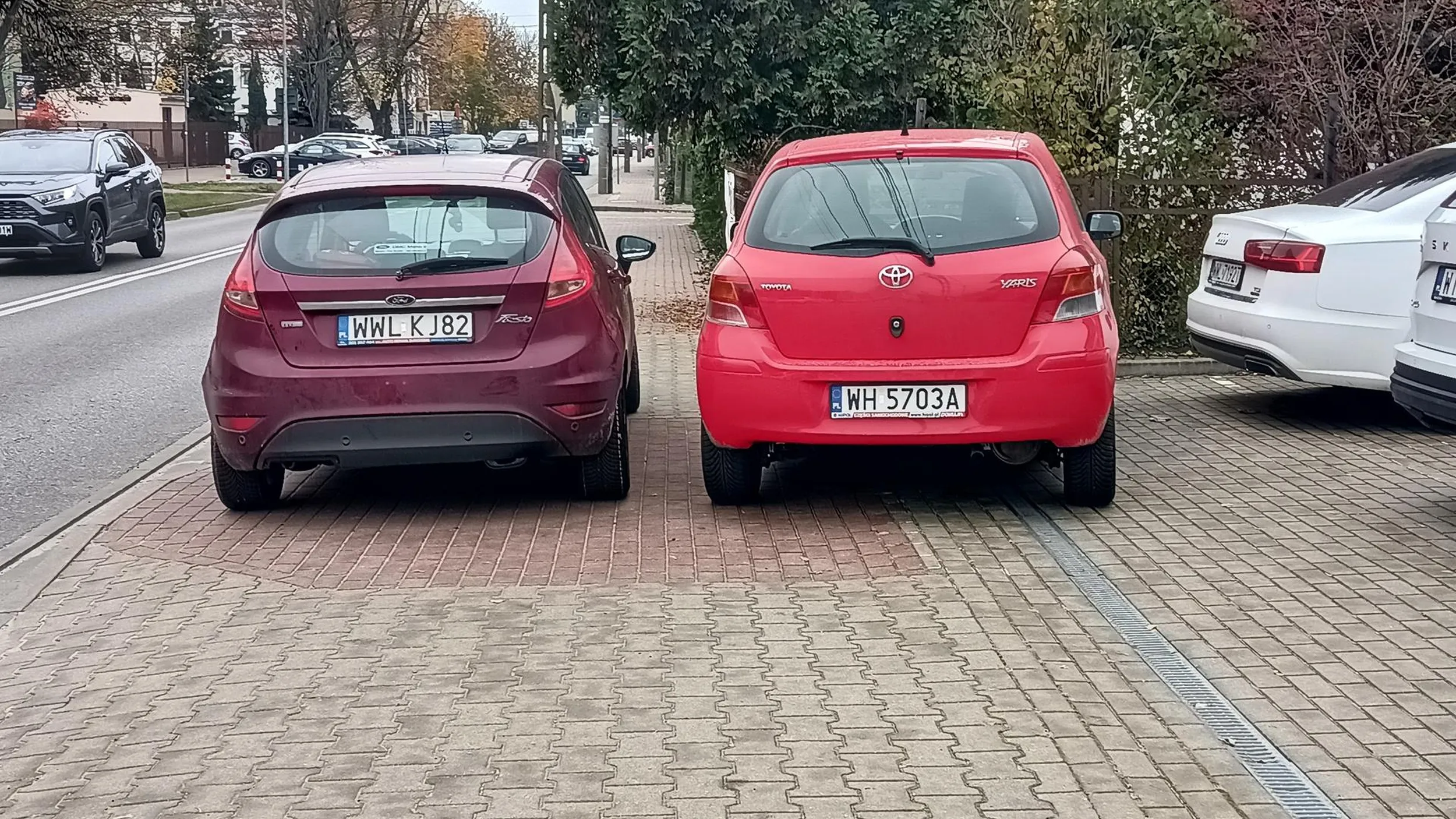 Zaparkował wraca z kolejnym jeszcze lepszym i zablokował z Całe przejście z jedyna możliwością przeciskania się pomiędzy nimi dwoma gdzie jest tam z 30cm miejsce
