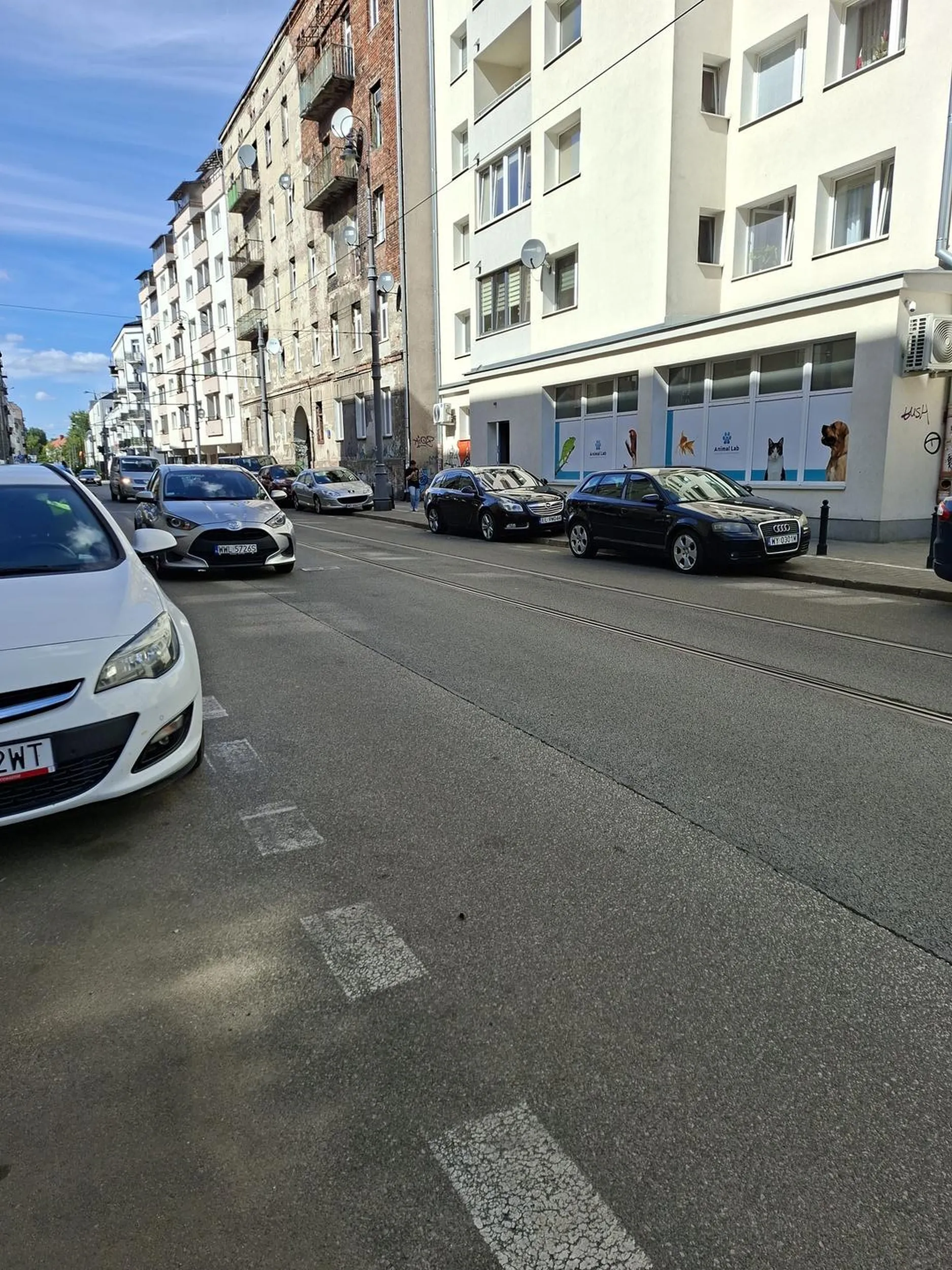 Jedno z wielu aut labolatorium weteranyjnego ktore nagminnie parkuje na jezdni. Czasami po 3 takie auta staja na ulicy mimo wolnych miejsc parkingowych. Sytuacja trwa od lat już. Bede slal zdjecia na straz miejską.