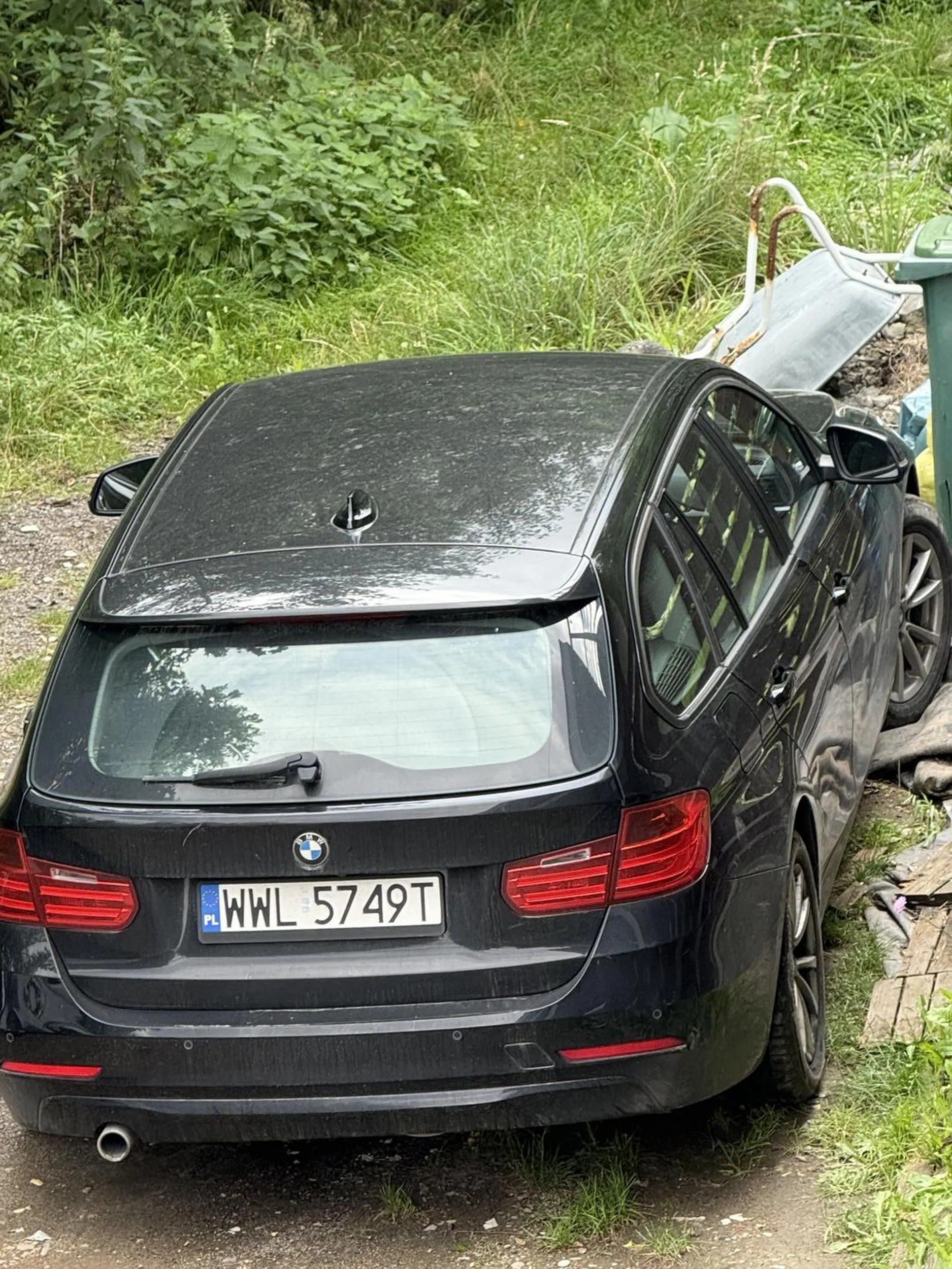 Paniusia-glonojad po ledwo utwardzonej drodze z ograniczeniem do 10 km/h i dziećmi bawiącymi się na niej, regularnie pędzi dużo szybciej, najczęściej rozmawiając drugą ręką przez telefon. Tak marka samochodu, jak bałagan przed domem i wylewanie szamba na tę drogę mówią same za siebie.