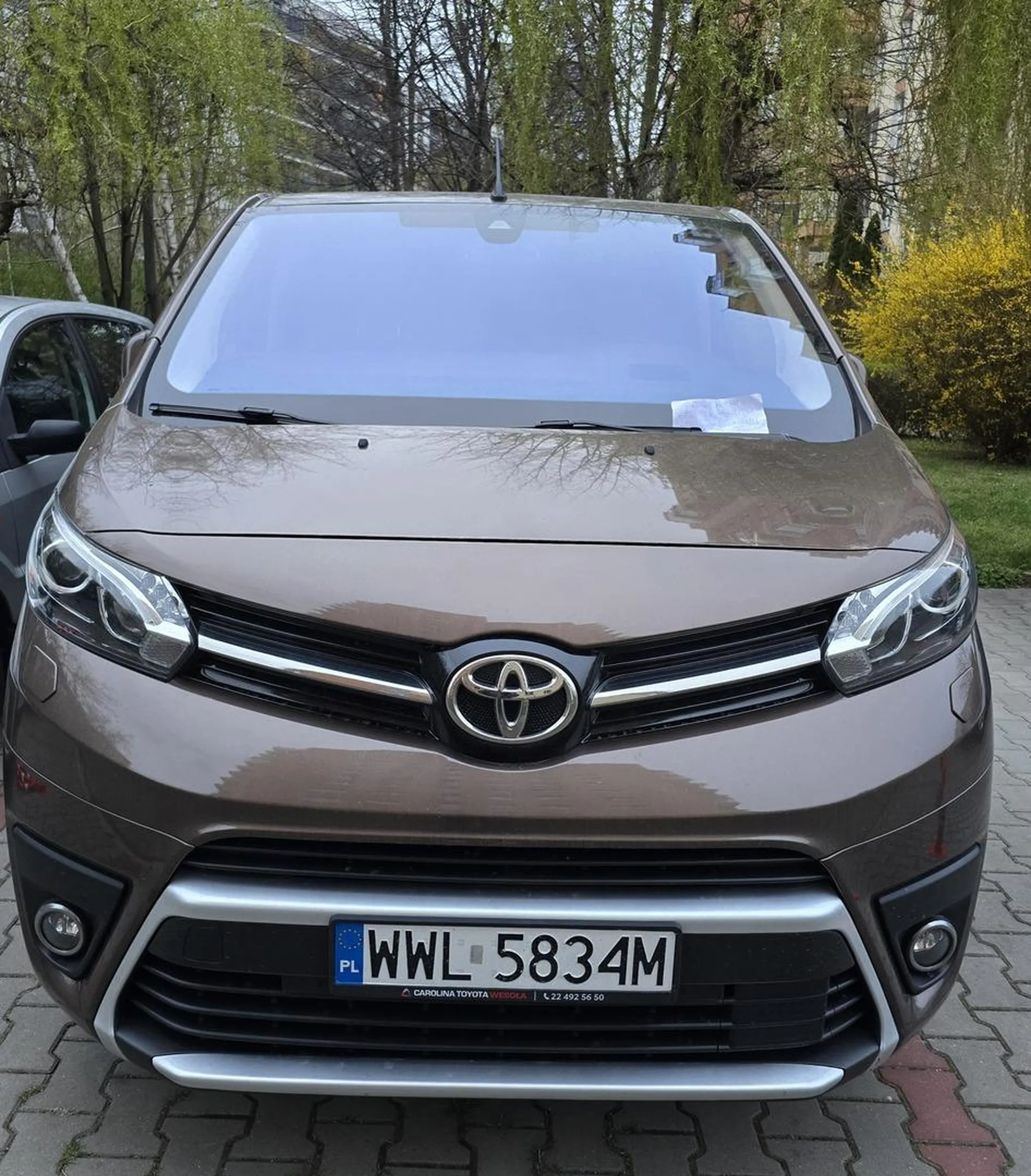 Właściciel auta staje na prywatnych miejscach, za które płacimy. Została wyrwana plakietka z informacją, że jest to miejsce prywatne, a auto zaparkowane.