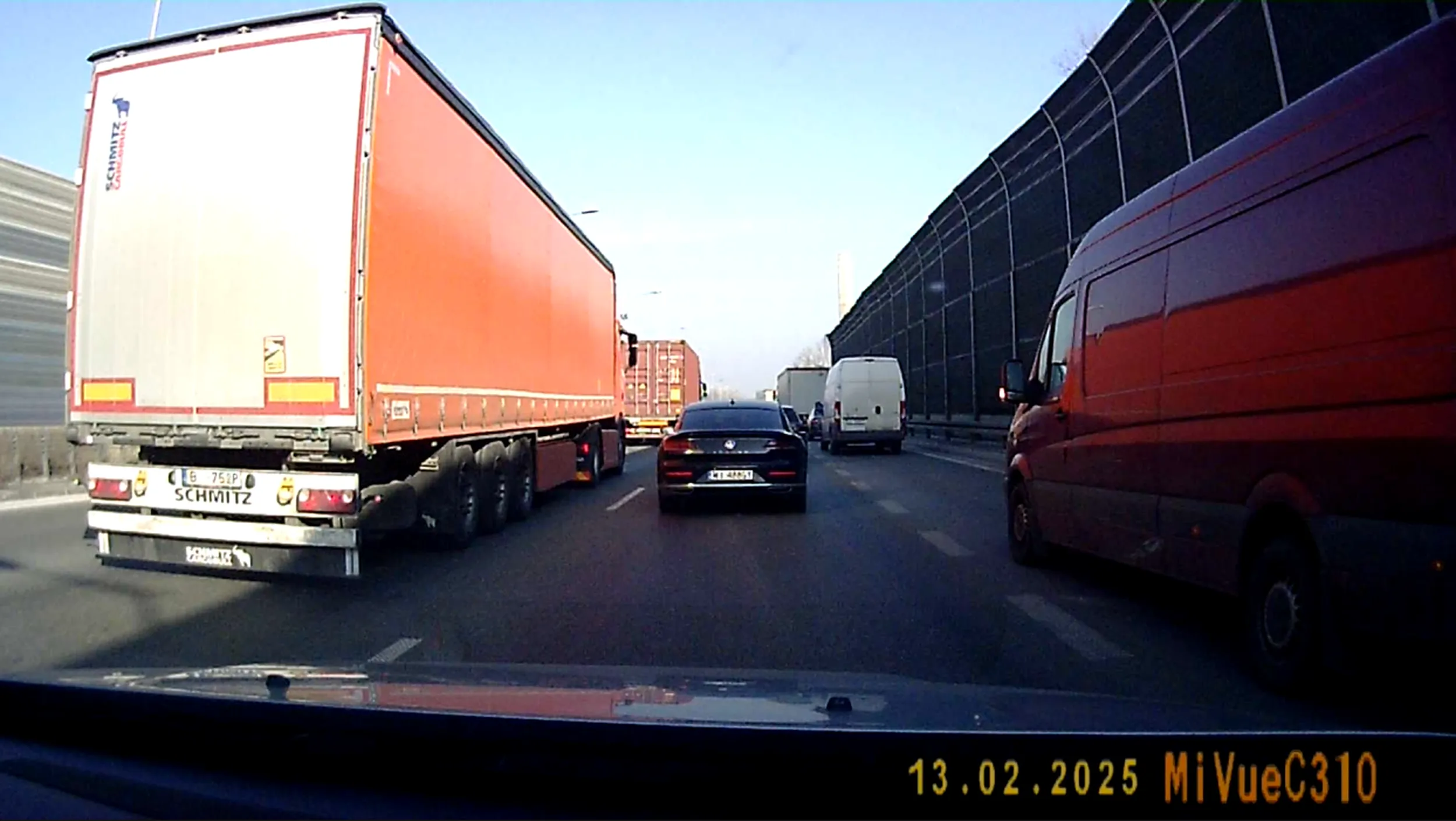 Gość z wołomina nie wie co to jazda na suwak i jak się włączyć do ruchu z pasa rozbiegowego, niemalże wjeżdżając w mój samochód wymuszając pierwszeństwo