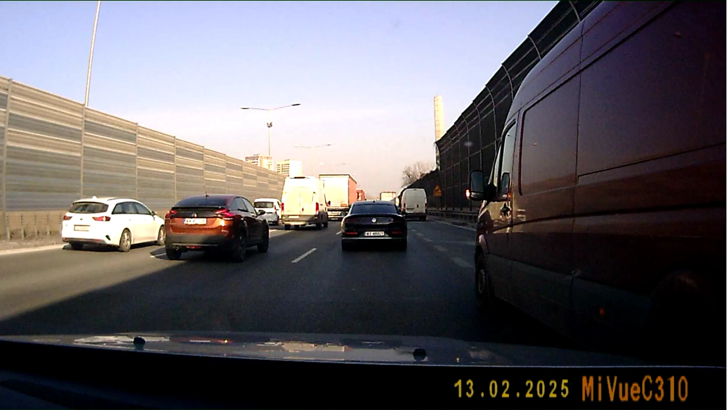 Gość z wołomina nie wie co to jazda na suwak i jak się włączyć do ruchu z pasa rozbiegowego, niemalże wjeżdżając w mój samochód wymuszając pierwszeństwo