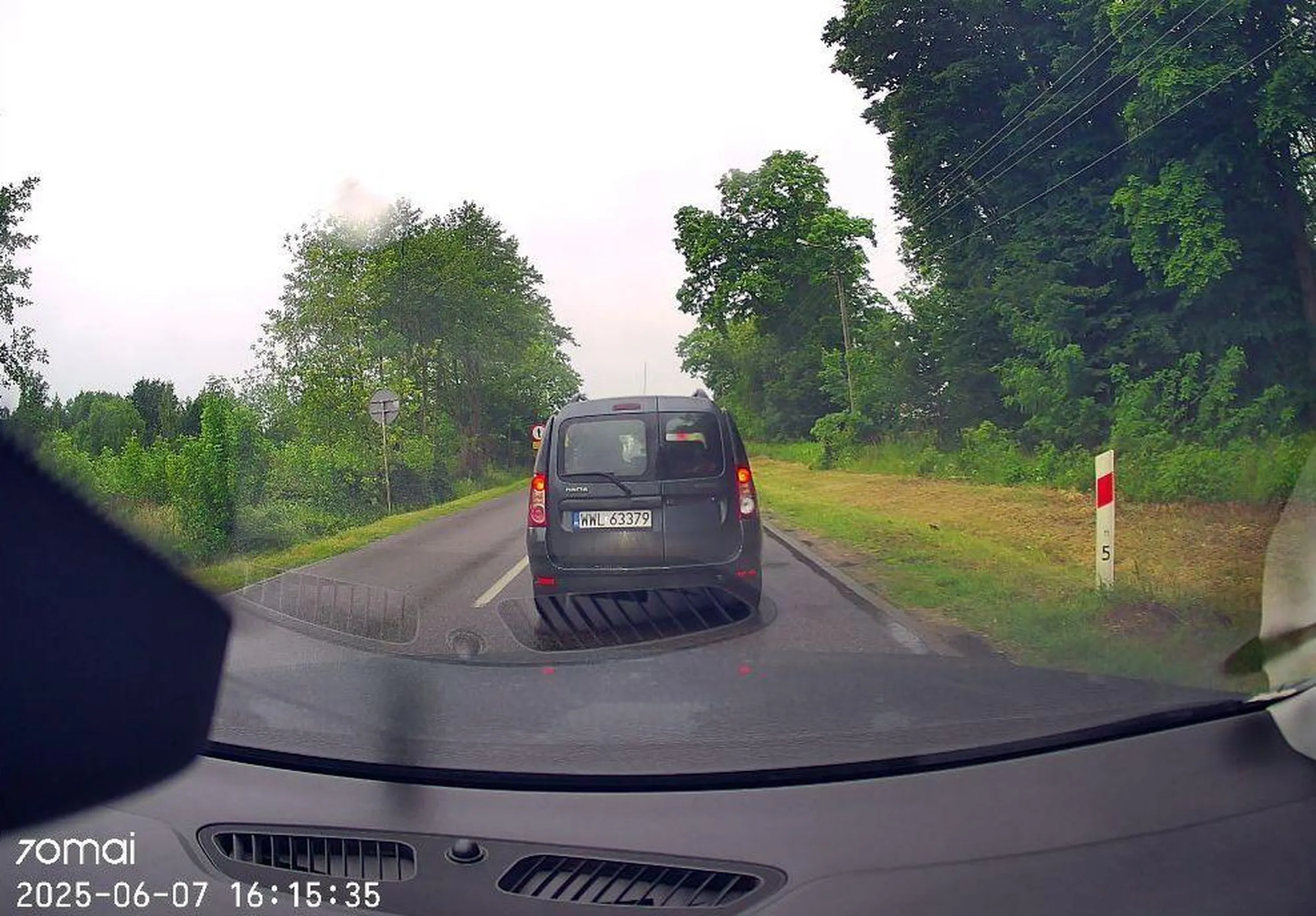 Kierowca ma problem z kolorami sygnalizatora na wahadle,na czerwonym się nie jedzie. Film też jest pamiątkowy.