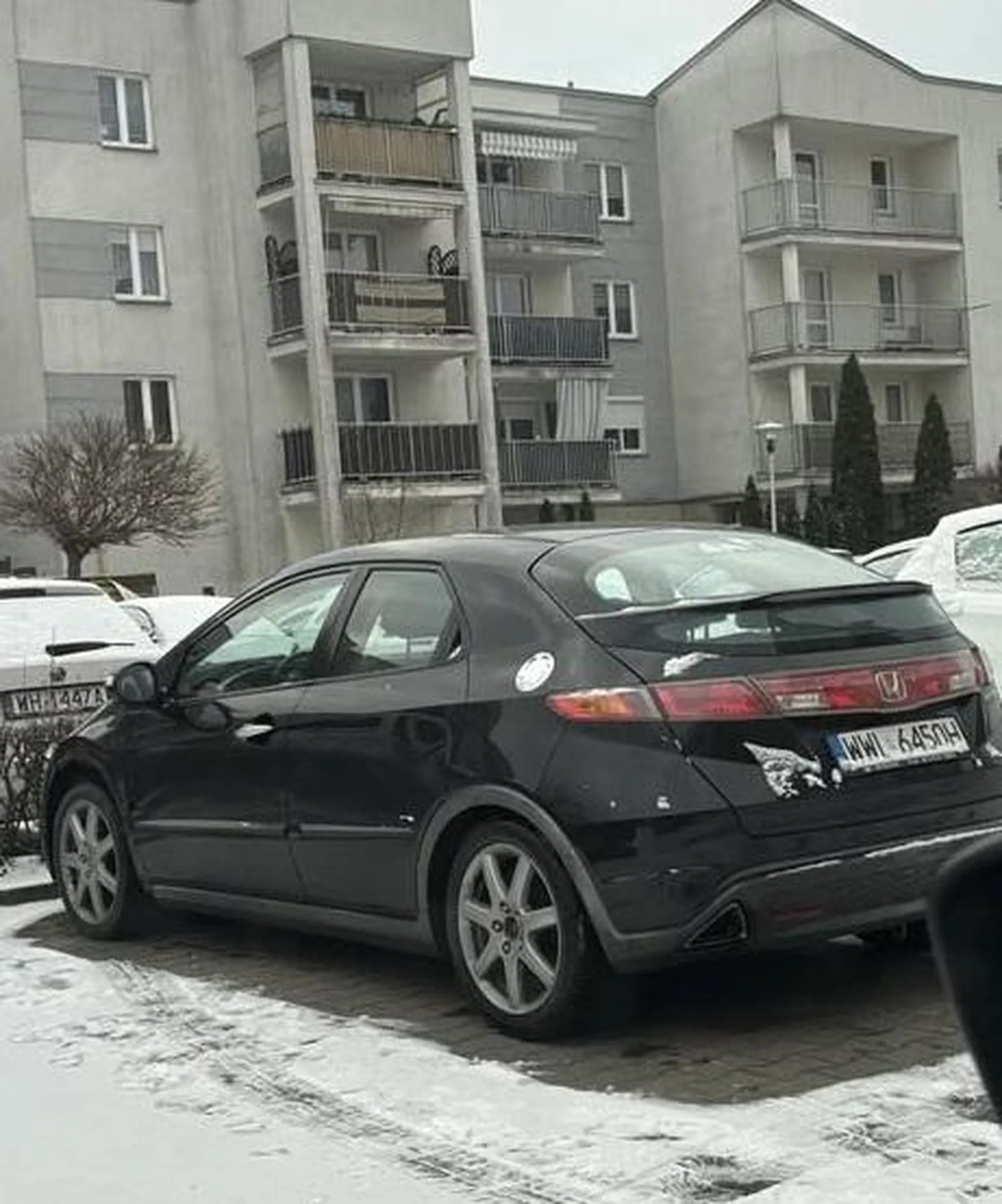 WWL6450H Honda Civic. Właściciel auta to prostak osiedlowy! Porusza się po zamkniętym osiedlu przy ul. Reymonta w Radzyminie nie mając wykupionego miejsca parkingowego i każdego dnia parkuje na czyimś prywatnym miejscu. Ma w poważaniu sąsiadów. Podkrada czyjeś miejsce. Stań przed osiedlem ćwoku z koszykiem żebrząc, a uzbierasz biedaku w jeden dzień 100zł na wynajem miesięczny miejsca. Uwaga! Pasożyt! Żyje na koszt innych!
