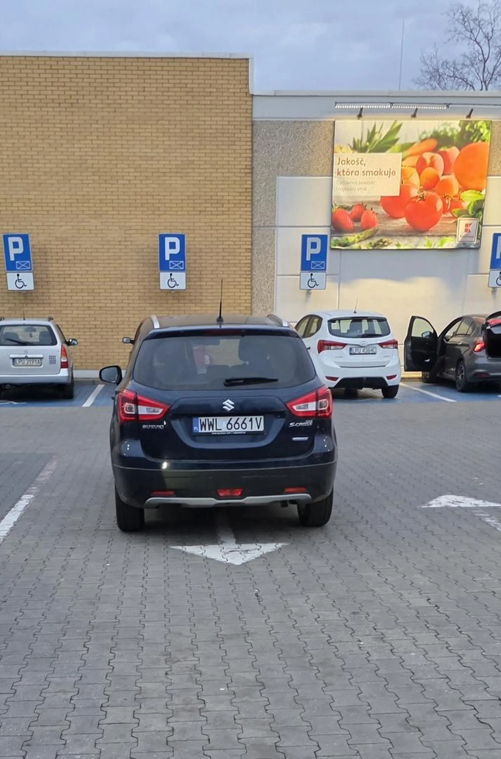 Parking jest za mały, a na okulistę na NFZ za długo się czeka :)