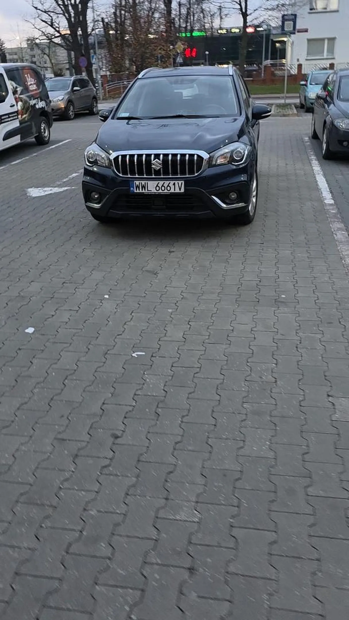 Parking jest za mały, a na okulistę na NFZ za długo się czeka :)