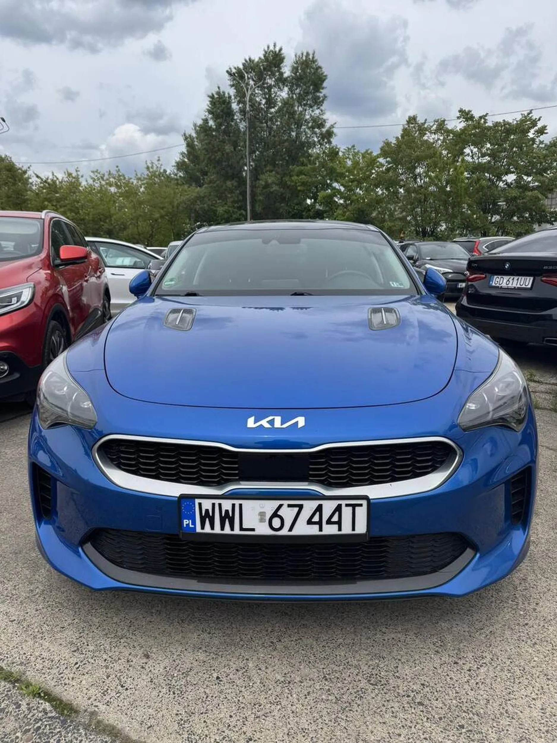 Uwaga! Skradziony samochód marki KIA STINGER! ? „Dzisiaj w nocy, z parkingu przy ulicy Korkowa 165A na wysokości Kauflandu w l Warszawie, został skradziony samochód marki Kia Stinger, kolor niebieski. Jeśli ktoś widział ten pojazd lub ma jakiekolwiek informacje, proszę o pilny kontakt 509702734, 576332057 ? Przewidziane wynagrodzenie za pomoc w odzyskaniu auta.