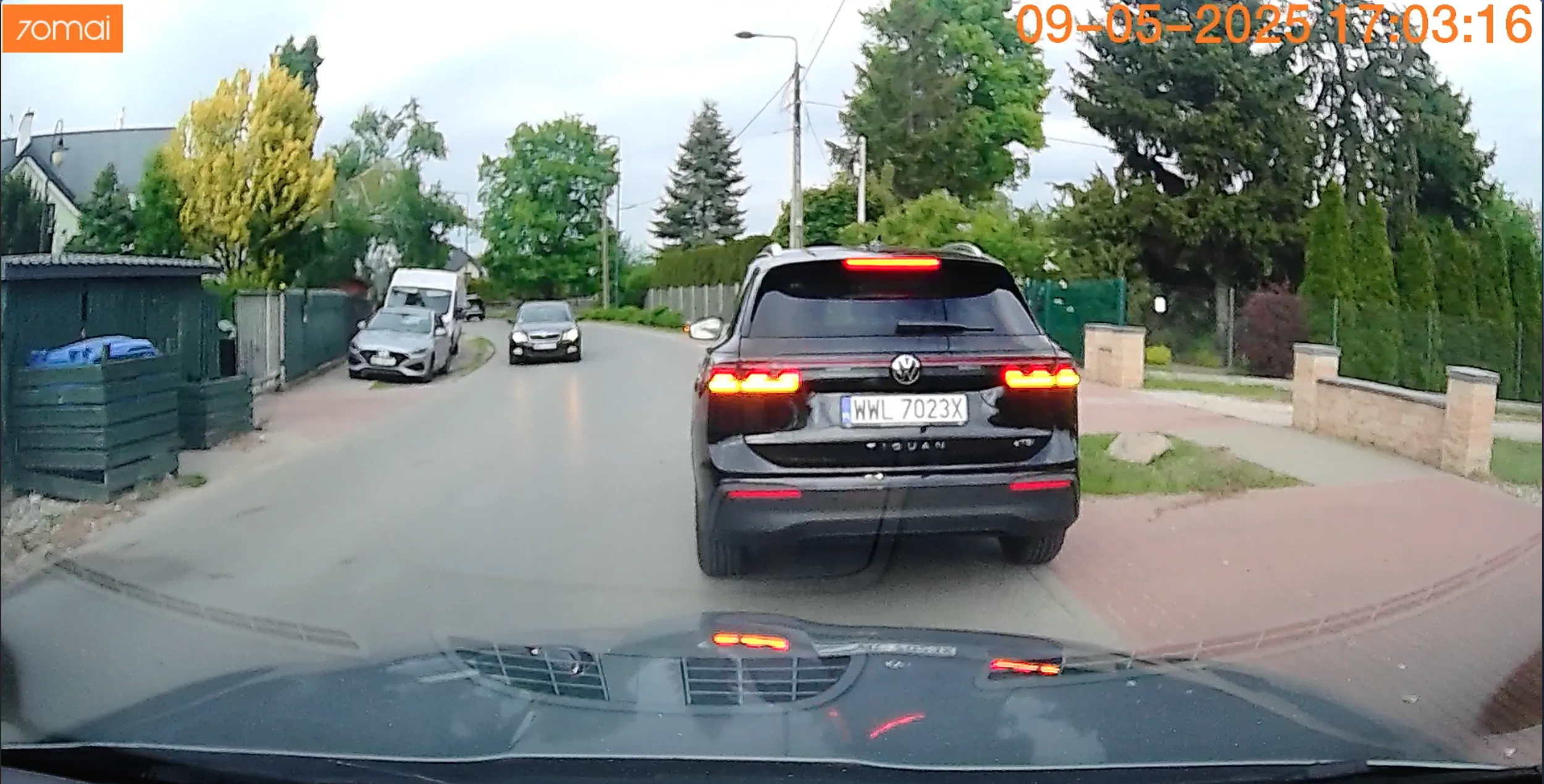 Zatrzymujesz się na środku zakrętu i się dziwisz jak na ciebie trąbią. Człowieku jak już nie wiesz gdzie zaparkować to podjedź 500m dalej i zatrzymaj się na polu albo wjedź  całym samochodem na podjazd