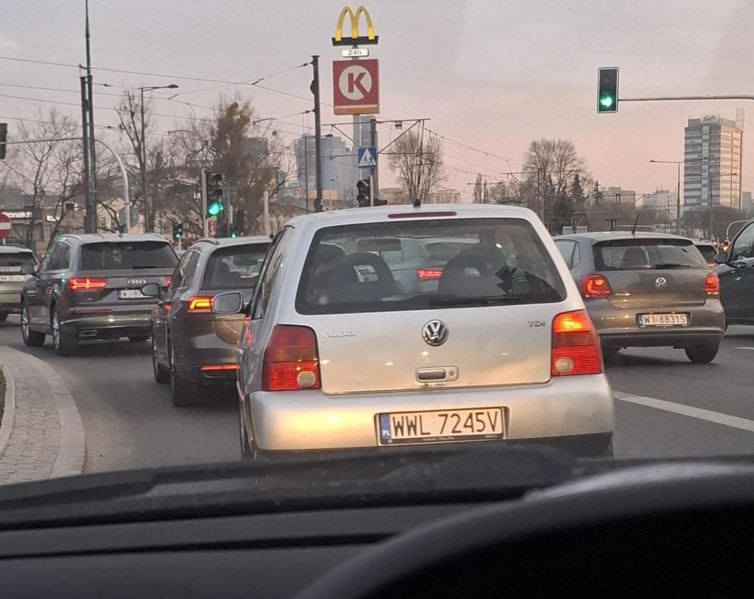 Blond pustaku nie wjeżdża się na rondo jeśli nie masz możliwości z niego zjechania tępa ruro!!! A tego faktu se w dupe wsadź i poliż palca :D