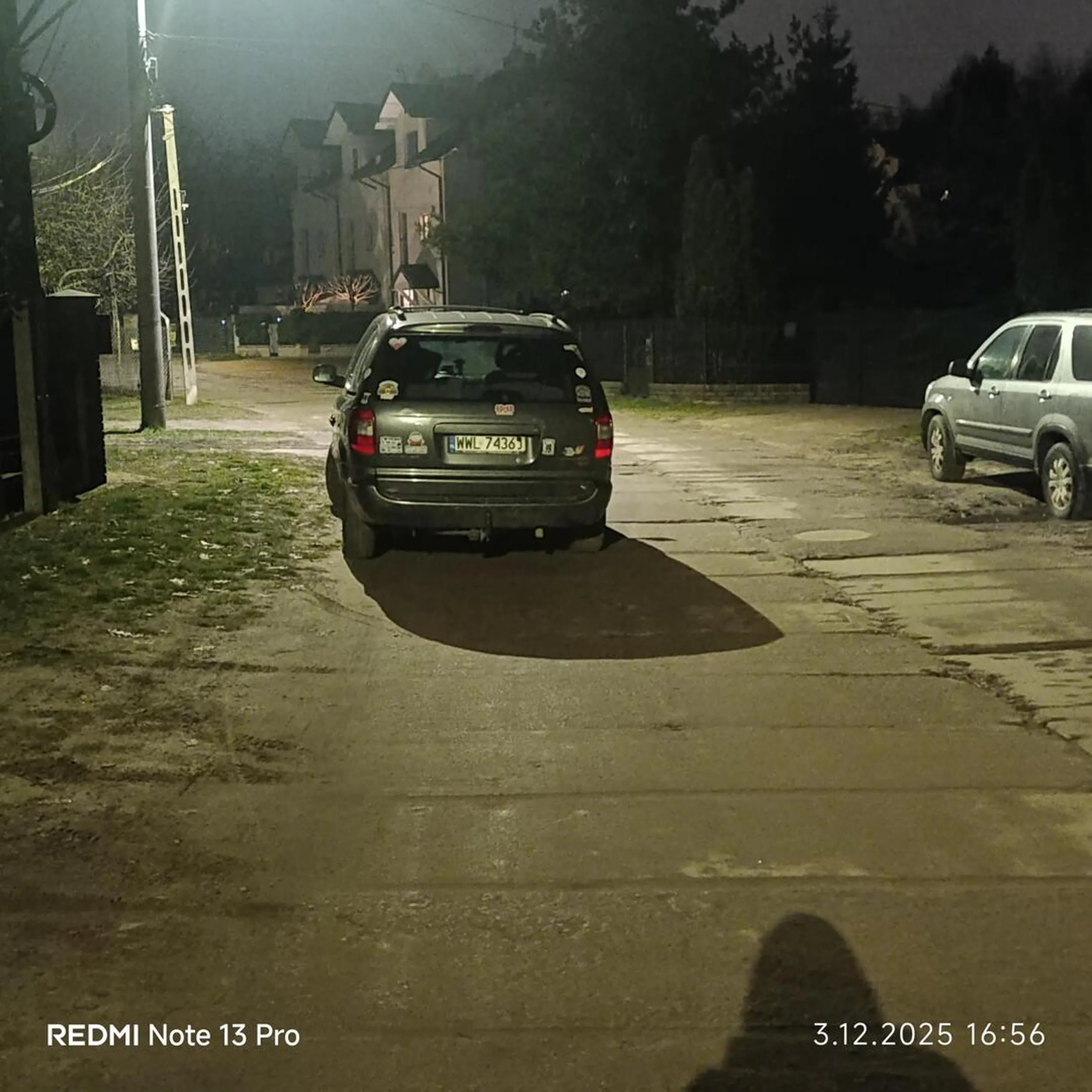 Pomimo że ulica nie jest ruchliwa to tak się nie parkuje (pół ulicy zajmujesz ) (Dziadek nauczę się parkować )