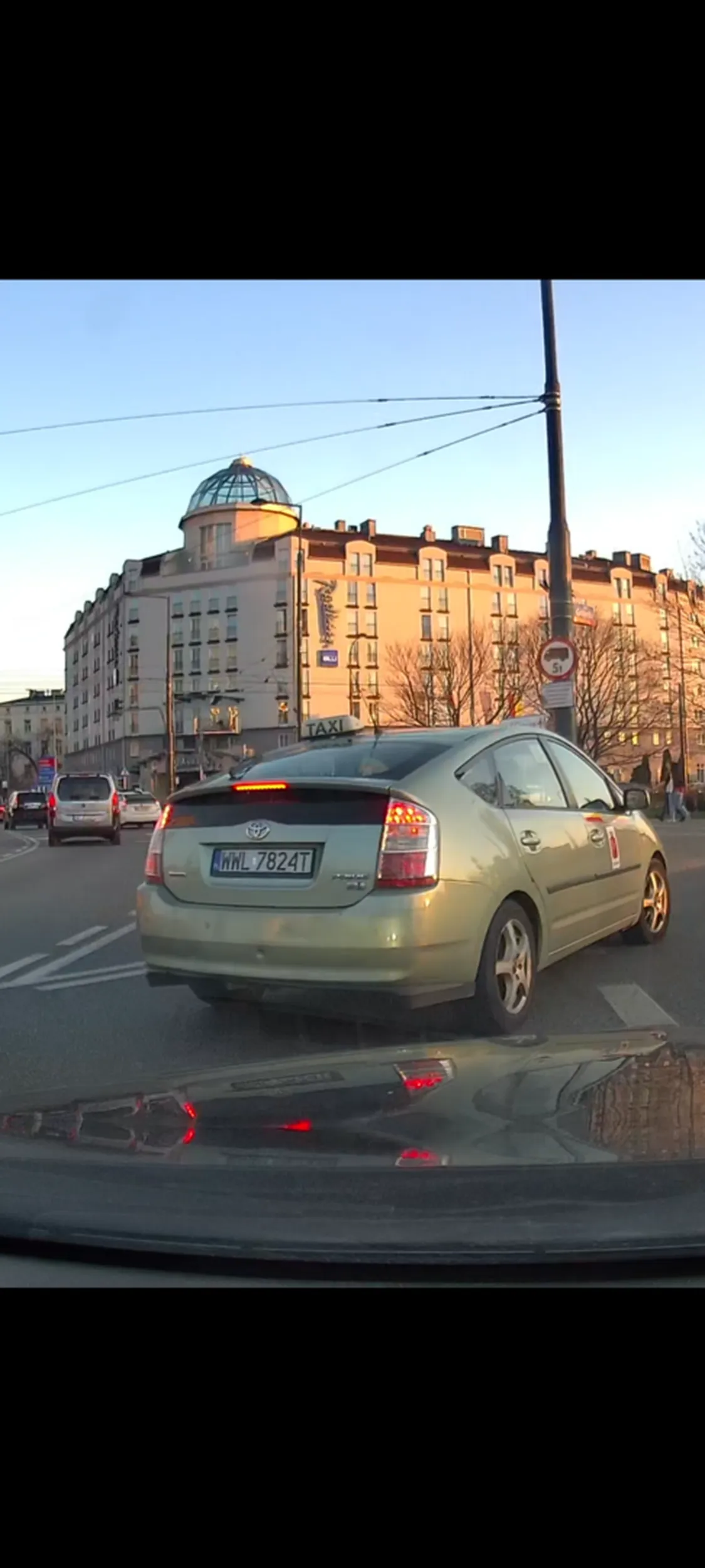 Złotówa, która o mało co nie spowodowała wypadku. Od kiedy wariacie drogowy skręca się w prawo z środkowego pasa!!!!