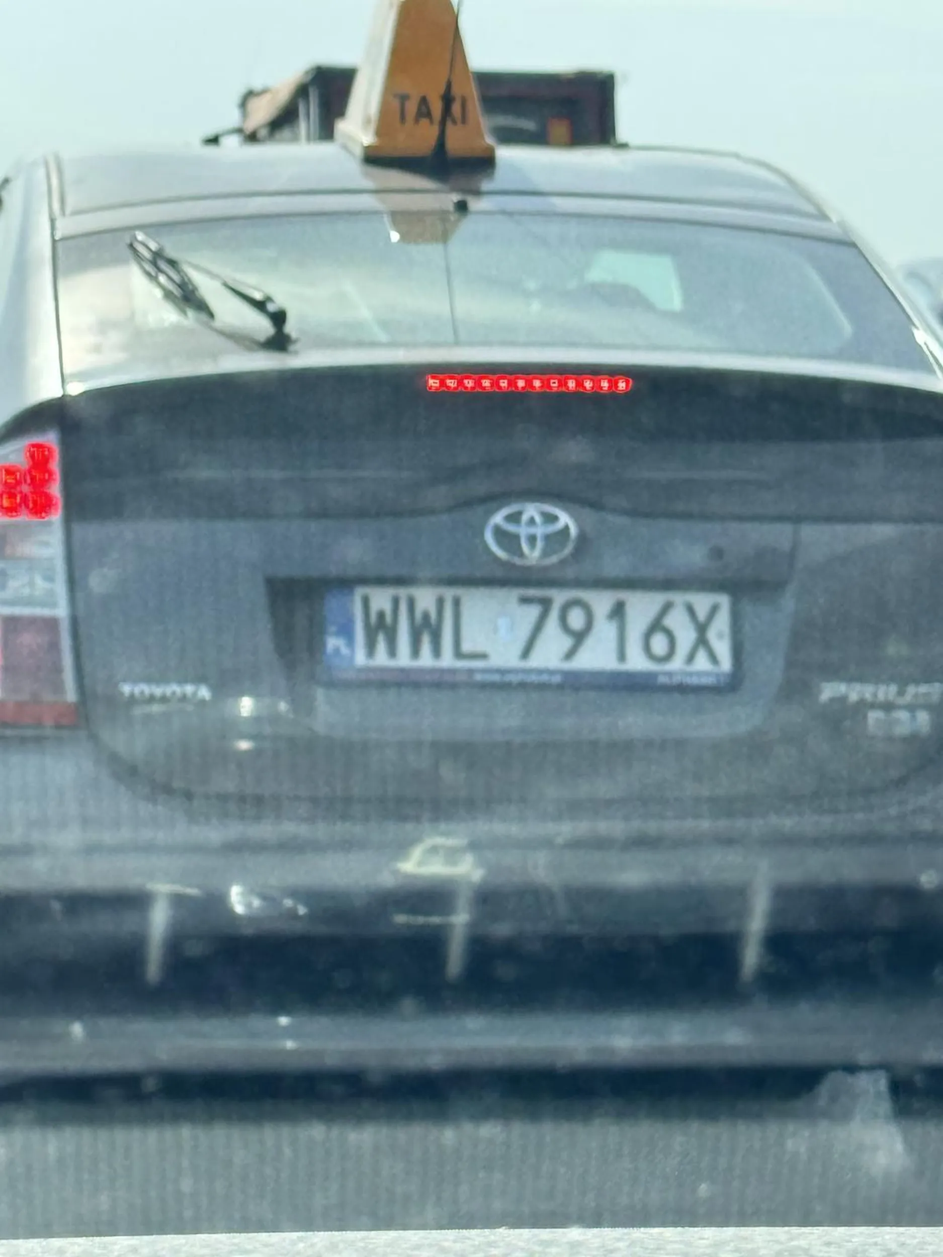 Typ zajeżdża drogę i jeszcze do tego pokazuje faka Następnym razem połamie ci ten palec