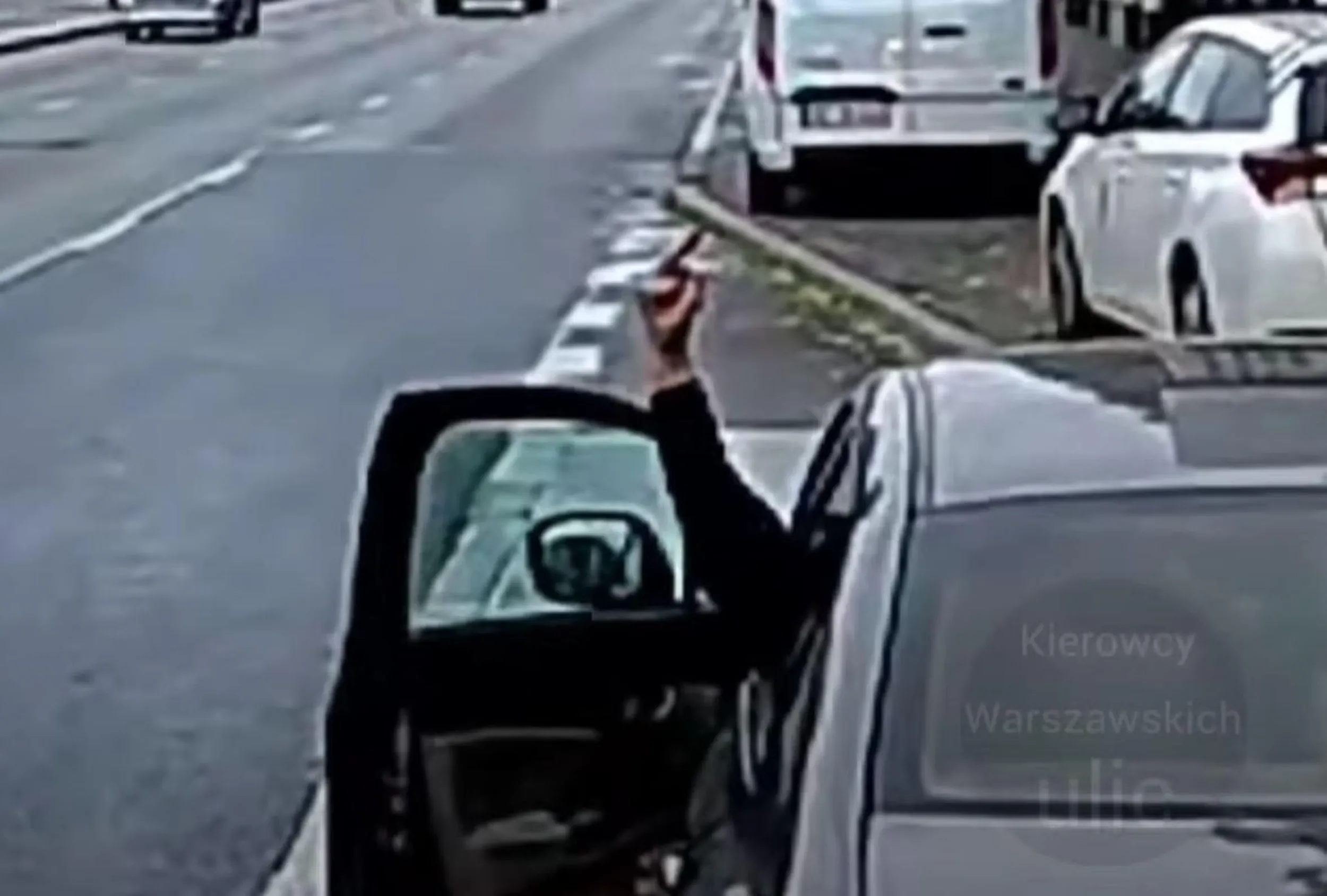 Nie umie znaleźć miejsca parkingowego więc najlepiej stanąć na przystanku i pokazać **** bo się jest przegrywem.