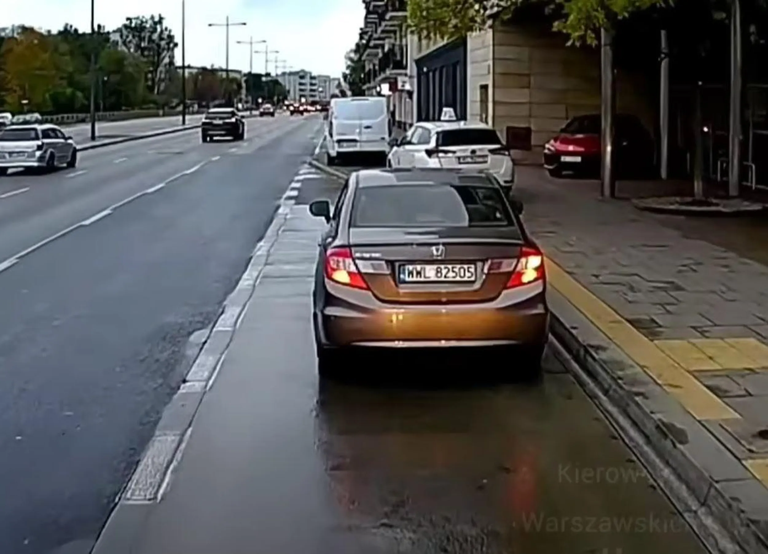 Nie umie znaleźć miejsca parkingowego więc najlepiej stanąć na przystanku i pokazać **** bo się jest przegrywem.