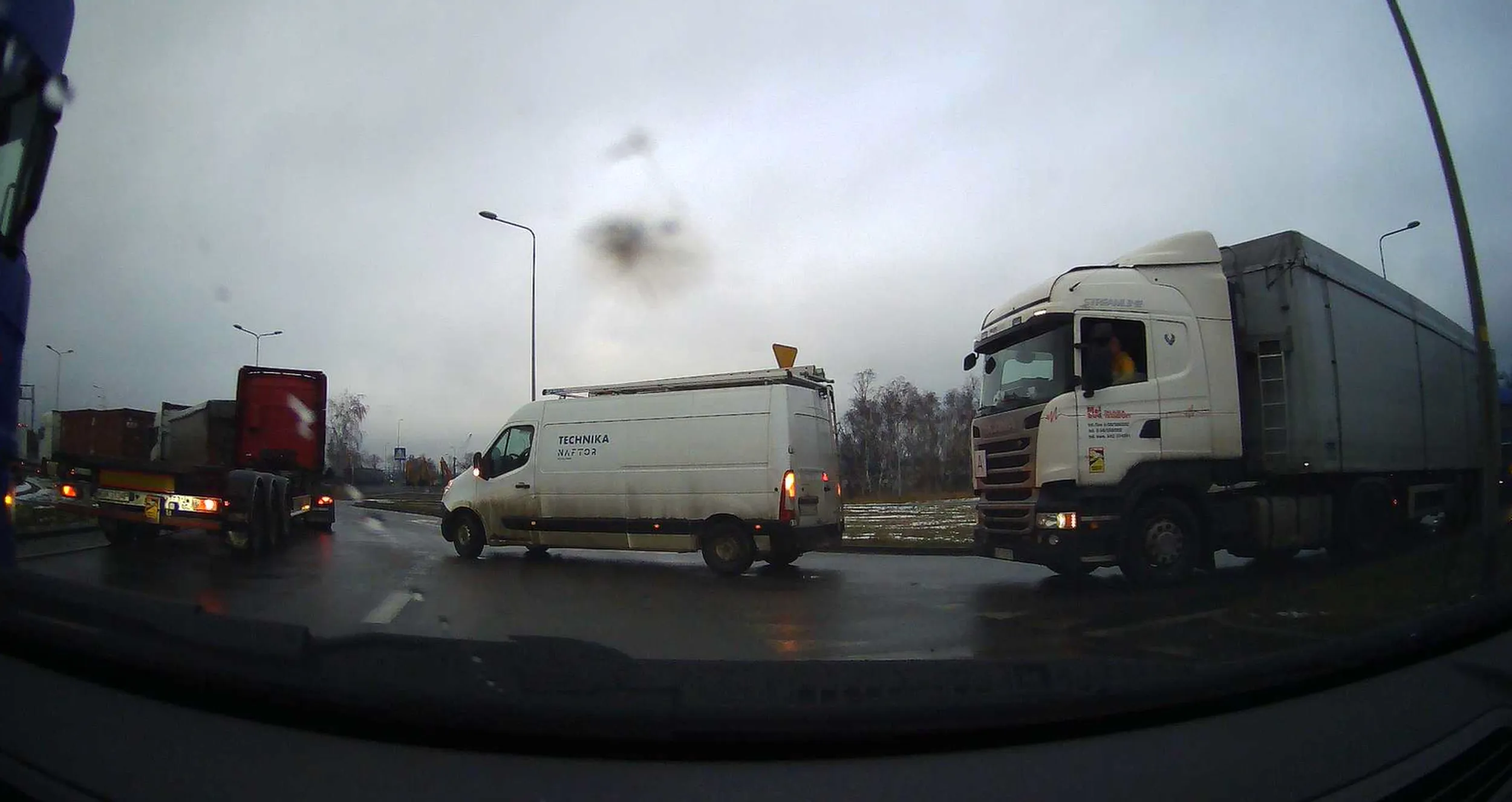 Nie wjeżdża się na rondo cymbale z którego nie można zjechać powodując przy tym blokowanie ruchu dla innego pasa. Oddaj prawko