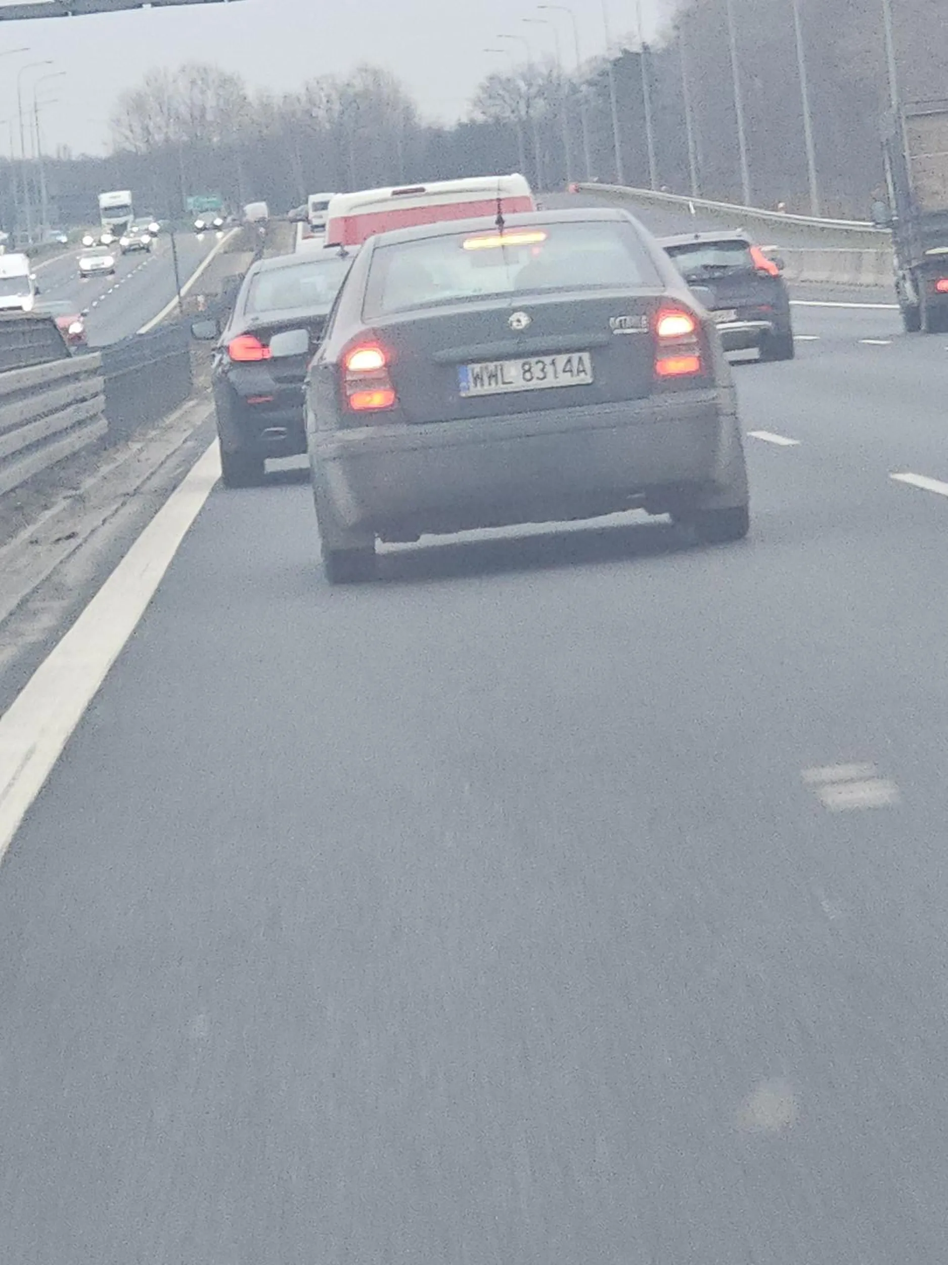 Rumun jeden pluje przez szybę leci na inne samochody