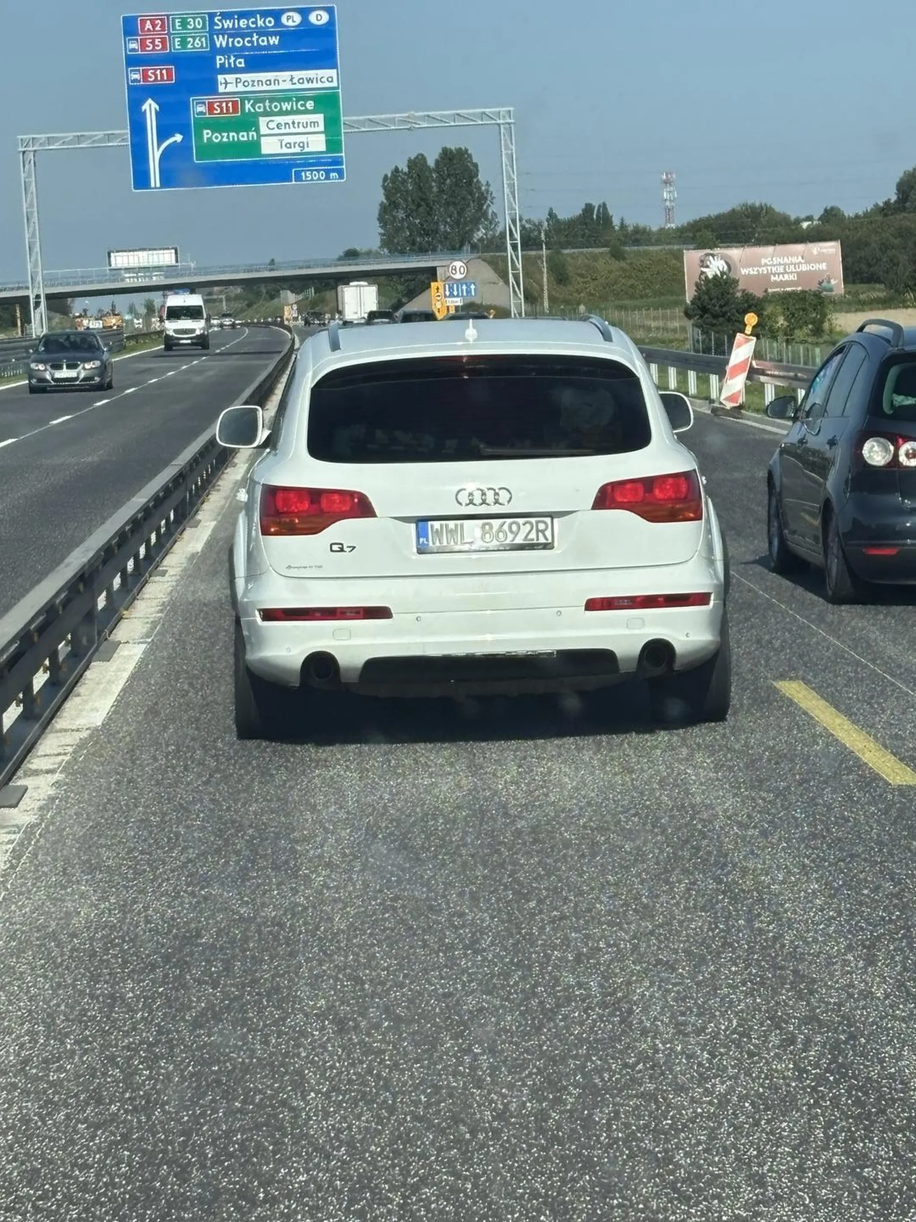 Blokuje drogę, nie daje się wyprzedzić, specjalnie wlecze się lewym pasem, stary buc