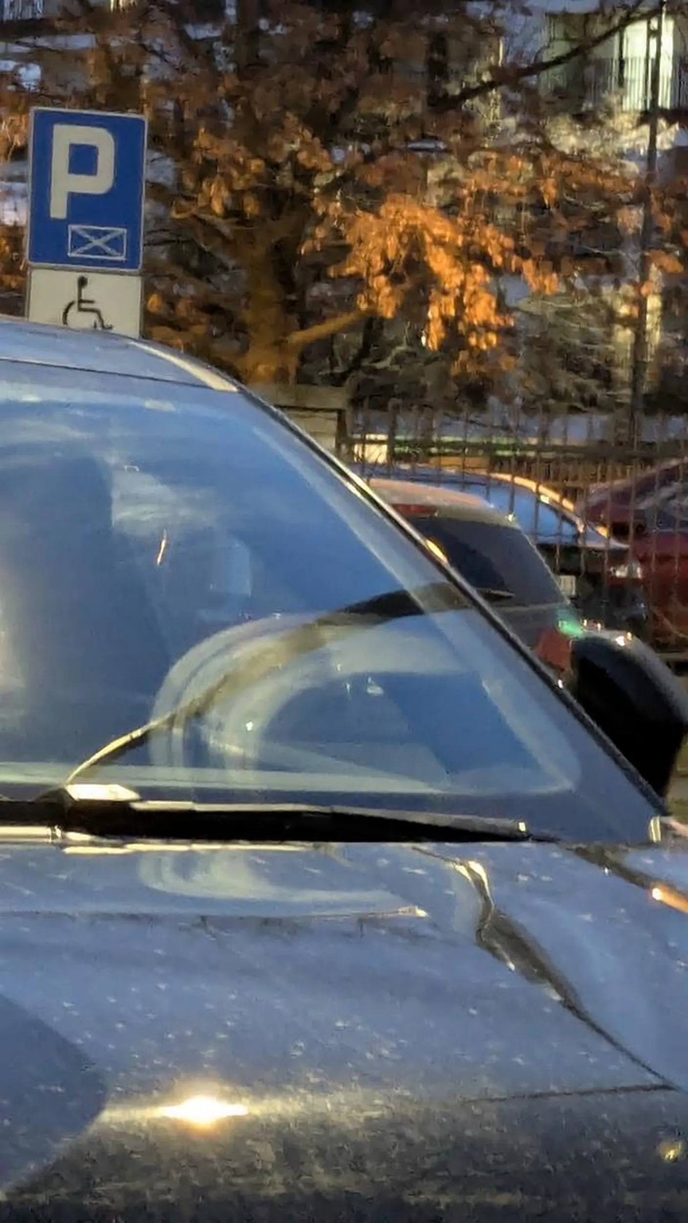 Stoicie na miejscu Parkingowym dla niepełnosprawnych a niema przy szybie Dokumentów To nie wieś tylko Targówek