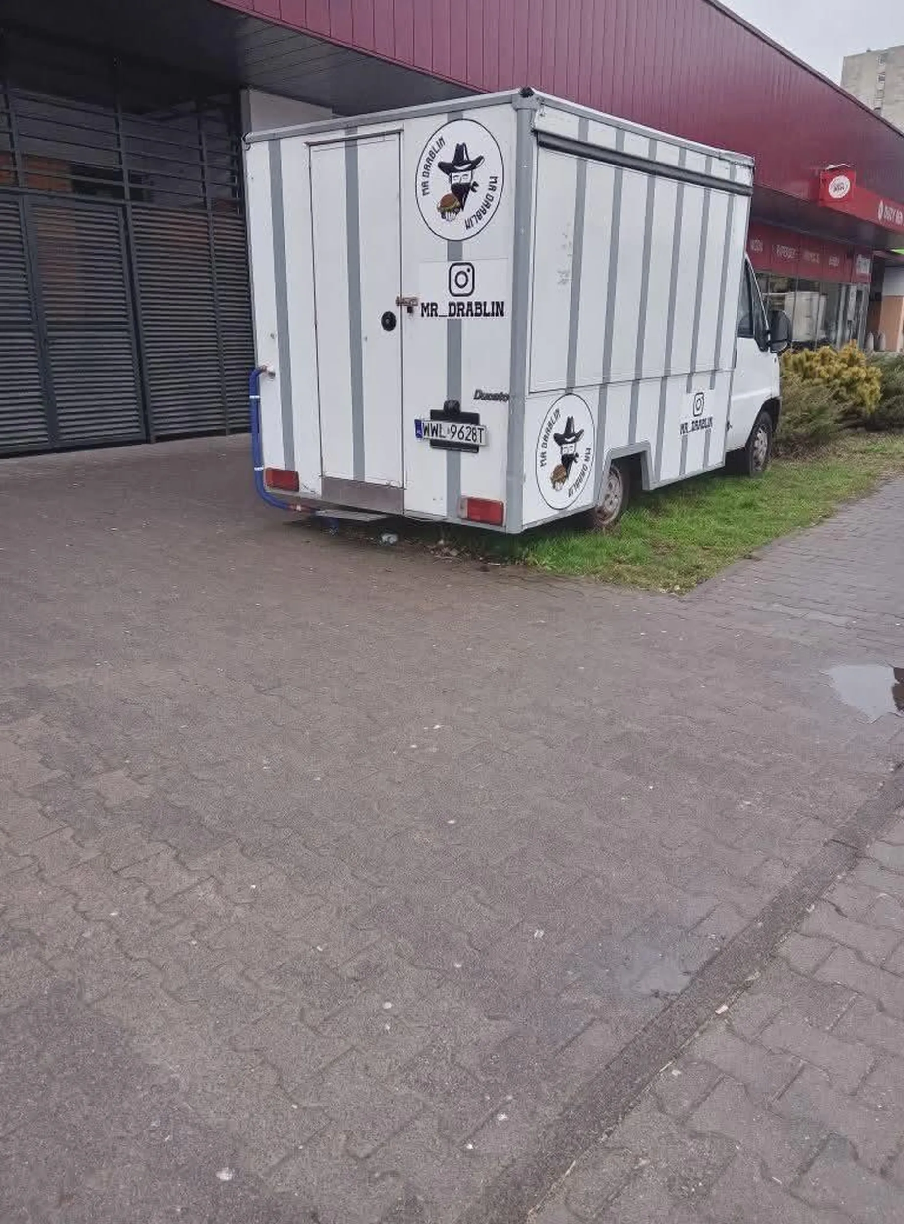 Trawnik nie jest przeznaczony do parkowania! Nieważne, że dostawa, że "na chwilę"...  Po  prostu nie można!