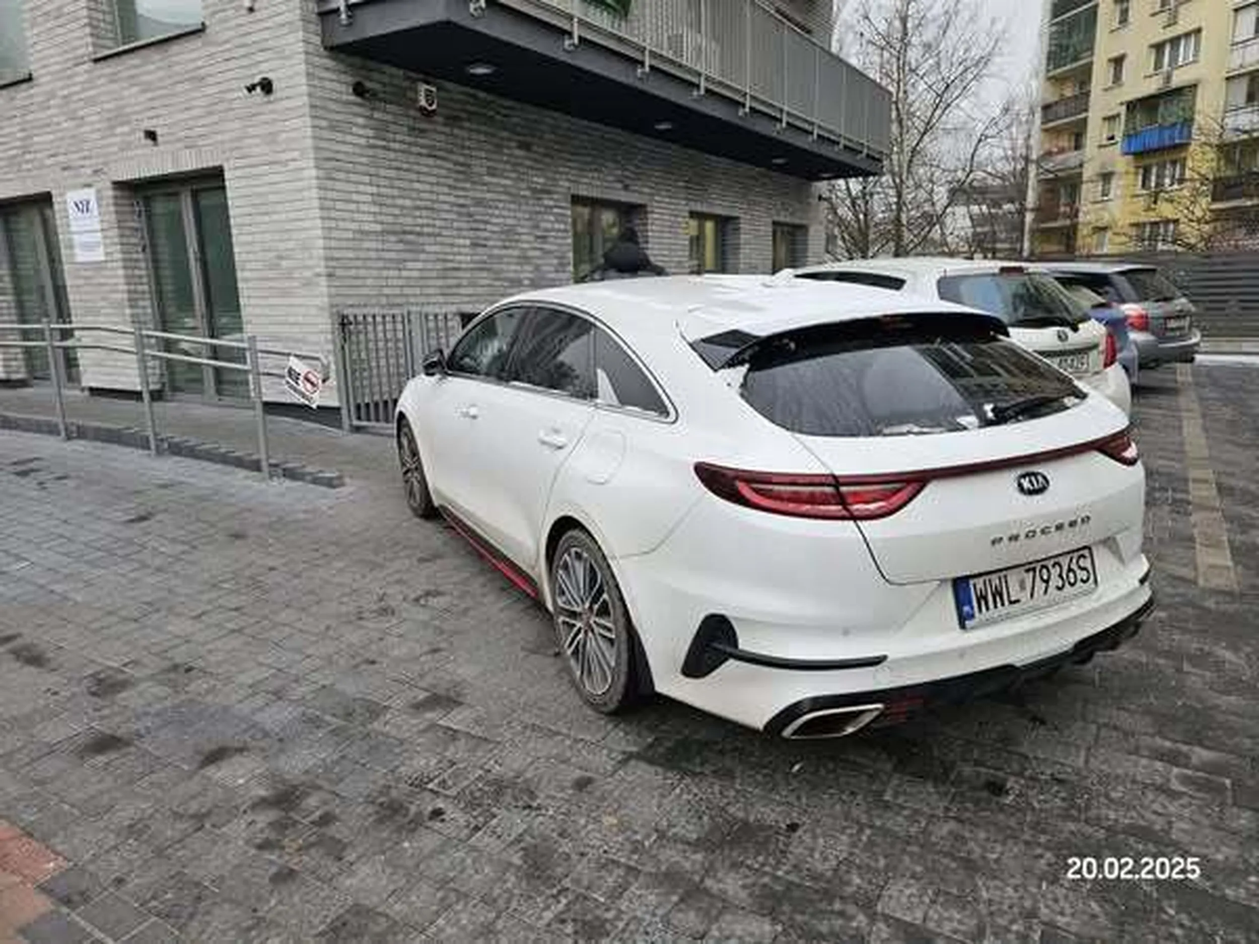 Parkowanie na zakazie, przy jedynym podjeździe dla niepełnosprawnych do centrum rehabilitacyjnego - 20.03.2025