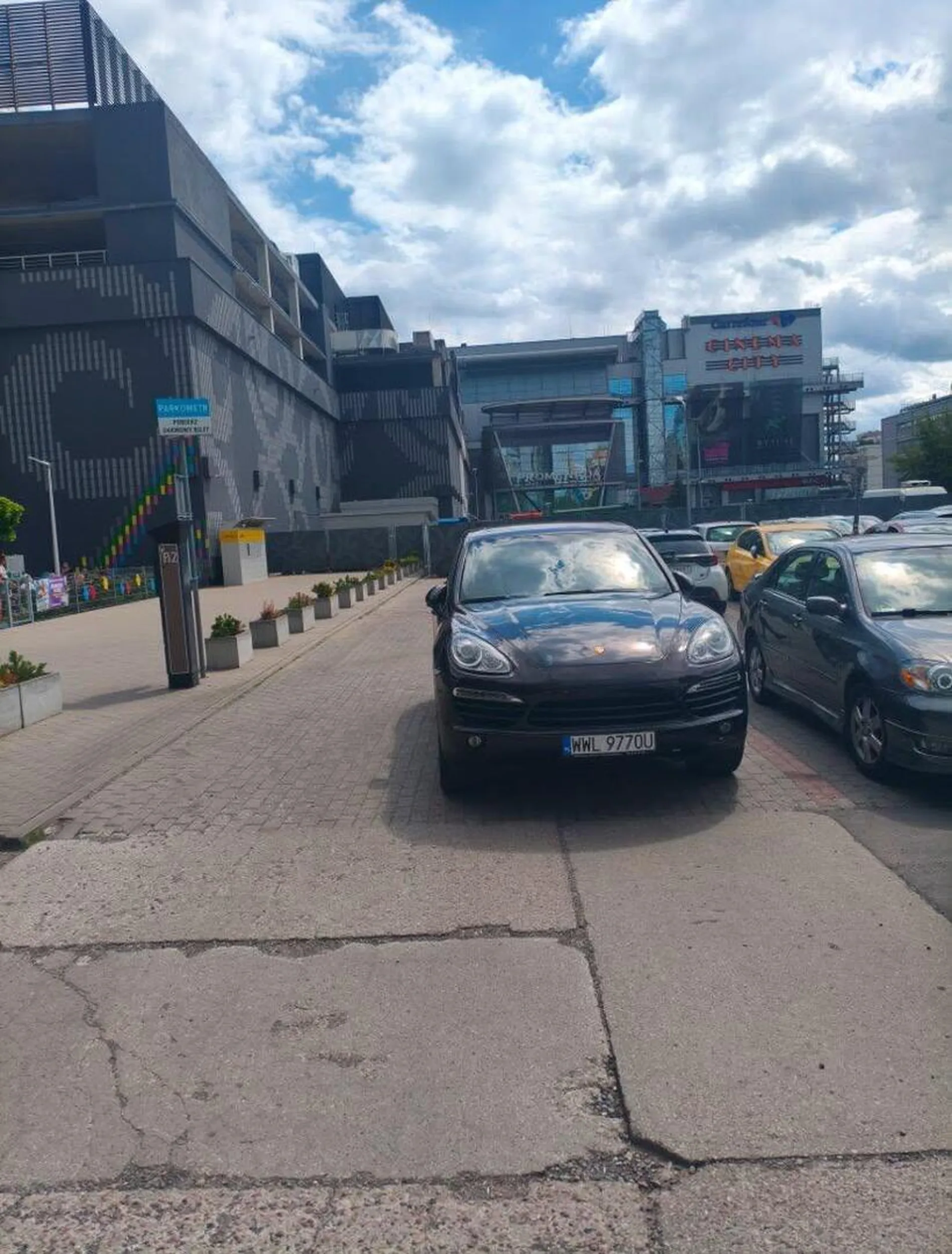 Blondi zaparkowała jak d**** najbliżej wejścia do galerii Promenada, mając w dupie że staje w przejeździe praktycznie uniemożliwiając korzystanie z połowy parkingu.