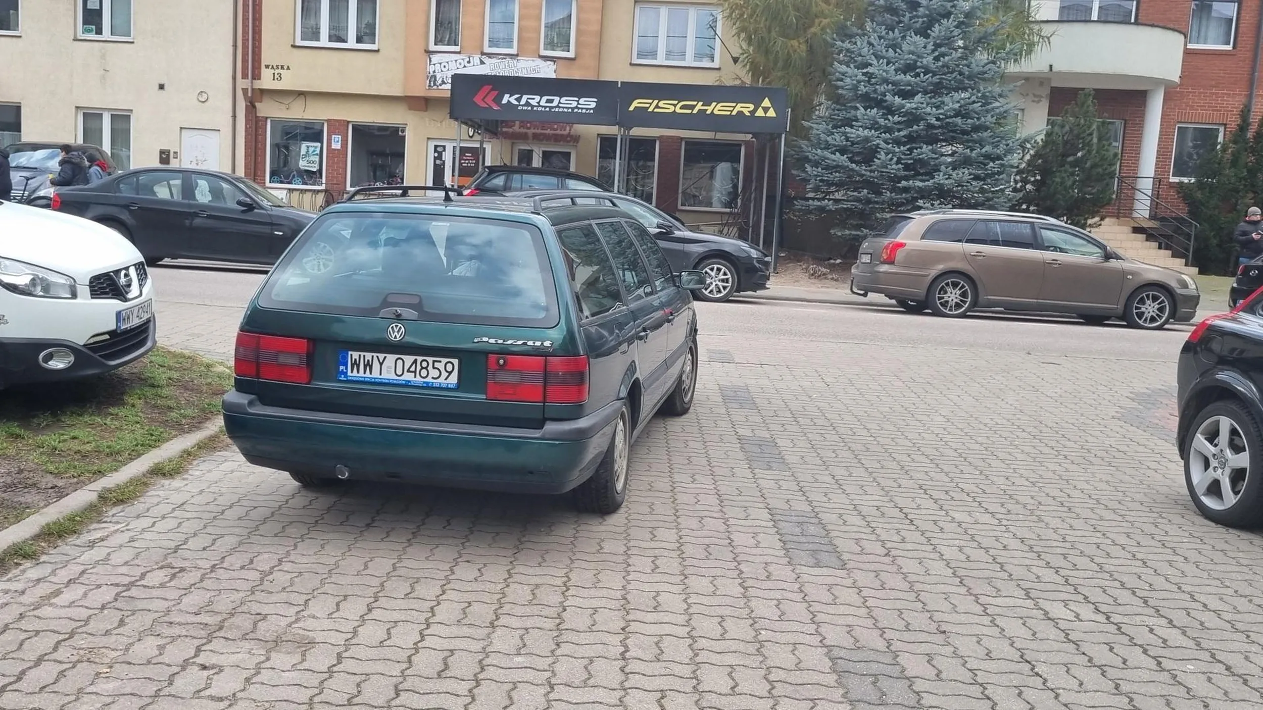 Pojazd zaparkowany na prawym pasie ulicy, w sposób blokujący wjazd na osiedle i utrudniający ruch drogowy. Po zwróceniu uwagi kierująca zachowała się agresywnie.