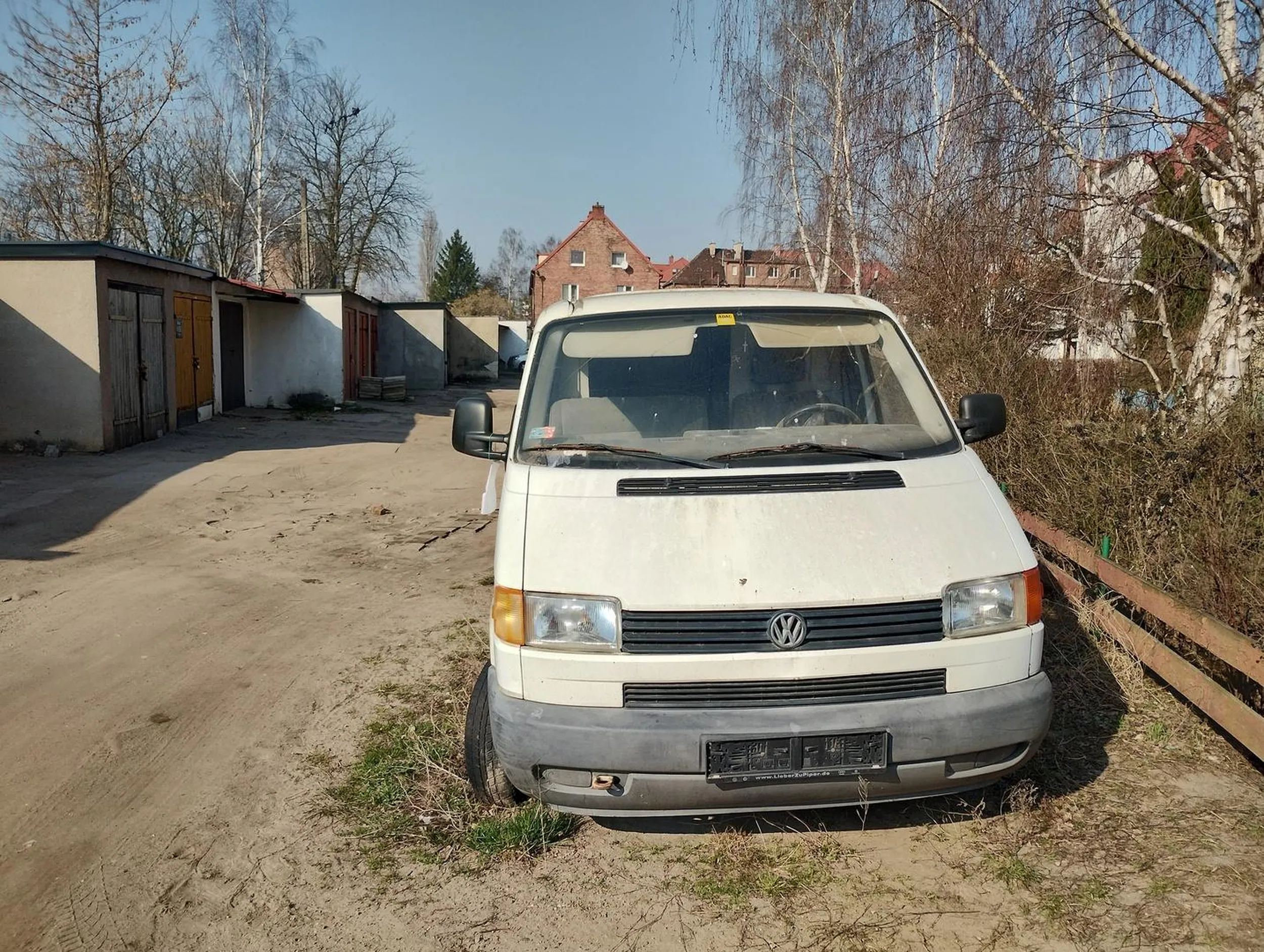 znalazłem samochód o tych numerach, biały volkswagen bus... oddam za symboliczną opłatą