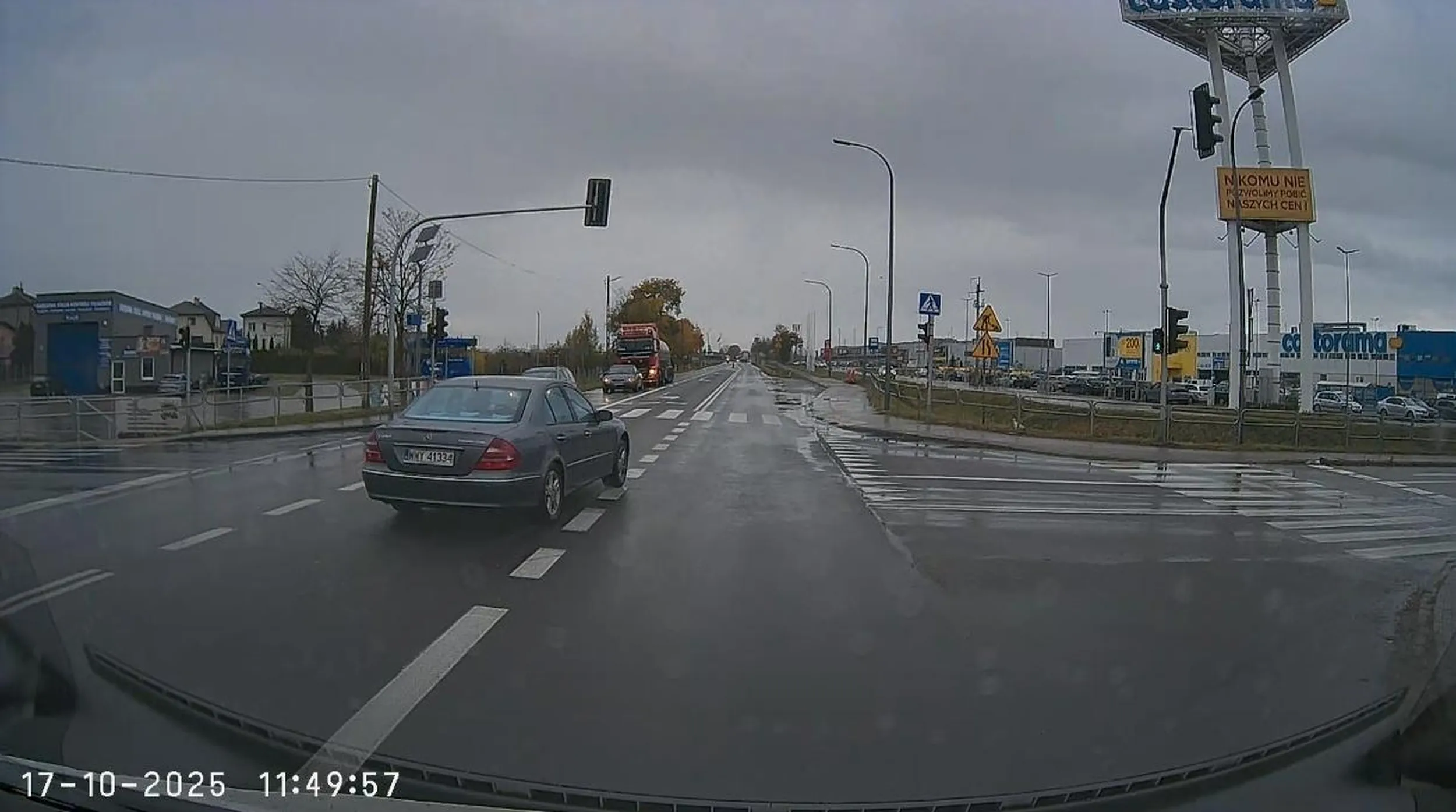 Kierowca mercedesa wyprzedza na skrzyżowaniu, rusza ze świateł z pasa do skrętu w lewo i jedzie na wprost, potem dziwnie się zachowuje, zmienia ciągle pasy, buja autem