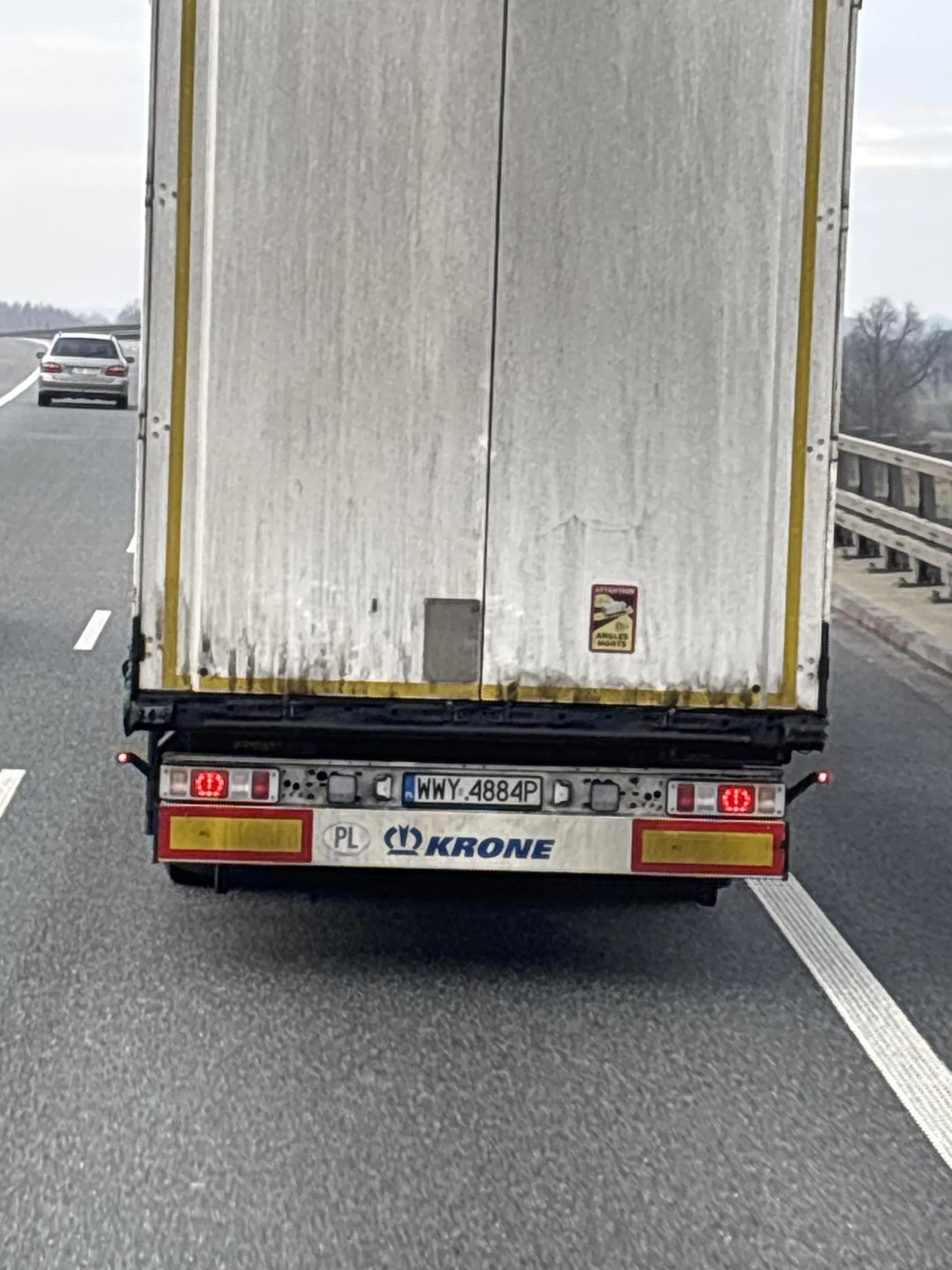 Kierowca Scania chodzi po parkingach na s8 proponuje galę za paczkę fajek nie polecam gryzie