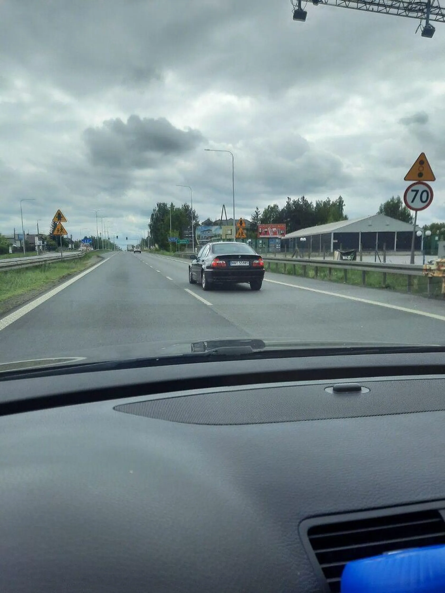 W dniu 10 maja 2025 roku o godz.13:23 w miejscowości ŁAZY kierujący samochodem marki BMW nr rej WWY55885 nn mężczyzna kierując samochodem wyprzedzał inny pojazd na przejściu dla pieszych, w tym samym miejscu i czasie nie posiadał zapiętych obowiązkowych  pasów bezpieczeństwa, następnie kontynując jazdę w kierunku Wólki Kosowskiej wjechał za sygnalizator podczas nadawanego czerwonego sygnału świetlnego dla jego kierunku ruchu (przejechał przez pierwsze skrzyżowanie z sygnalizacją świetlną).