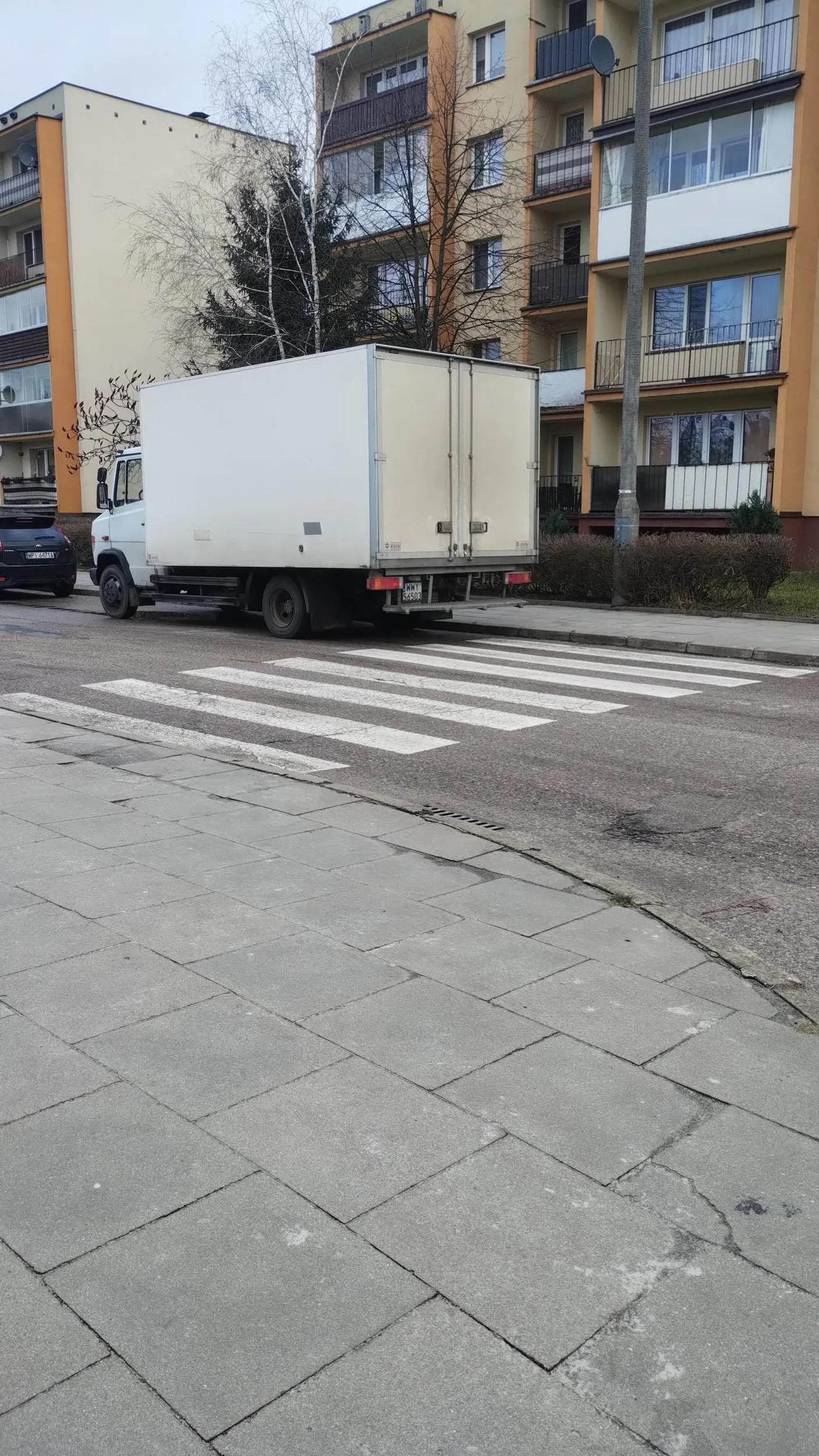 Nie masz gdzie parkować. Typ staje na osiedlu pod blokiem na pasach. Nie pozdrawiam