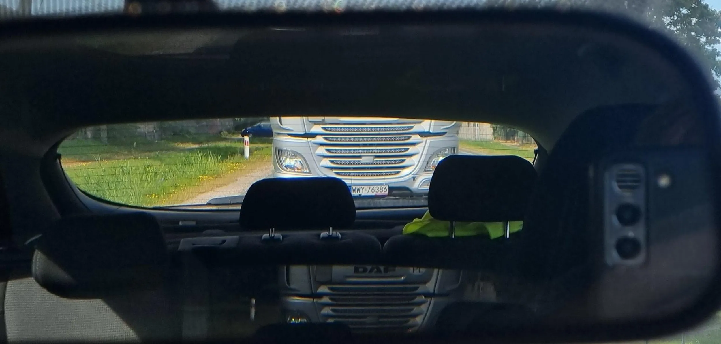 Kierowca ciężarówki siedział mi przez dłuższy czas na zderzaku i trąbił, gdy nie wyprzedzałem samochodów jadących przede mną w okolicach przepisowych prędkości.