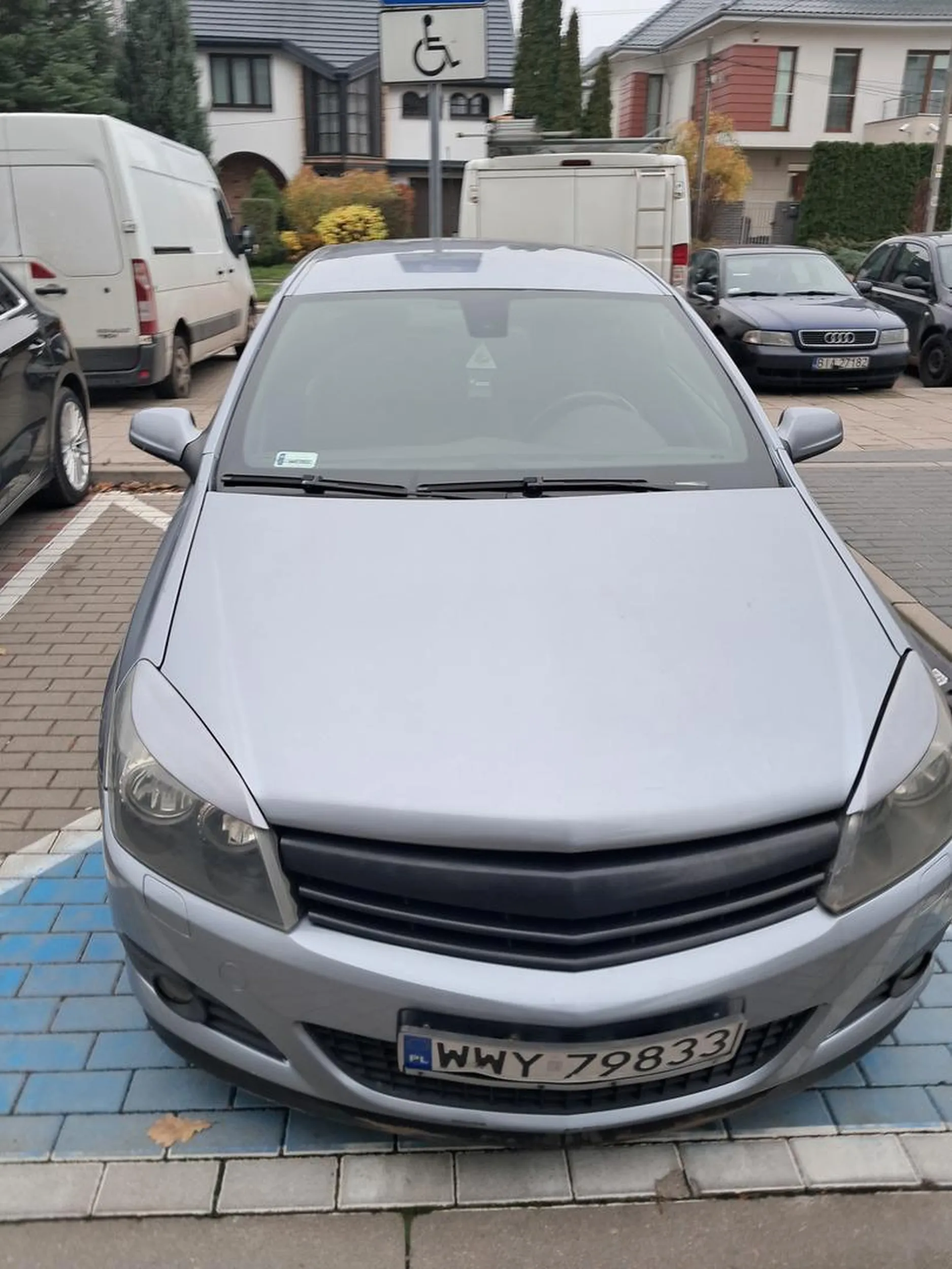 Kierowca parkuje na miejscu dla niepełnosprawnych bez karty