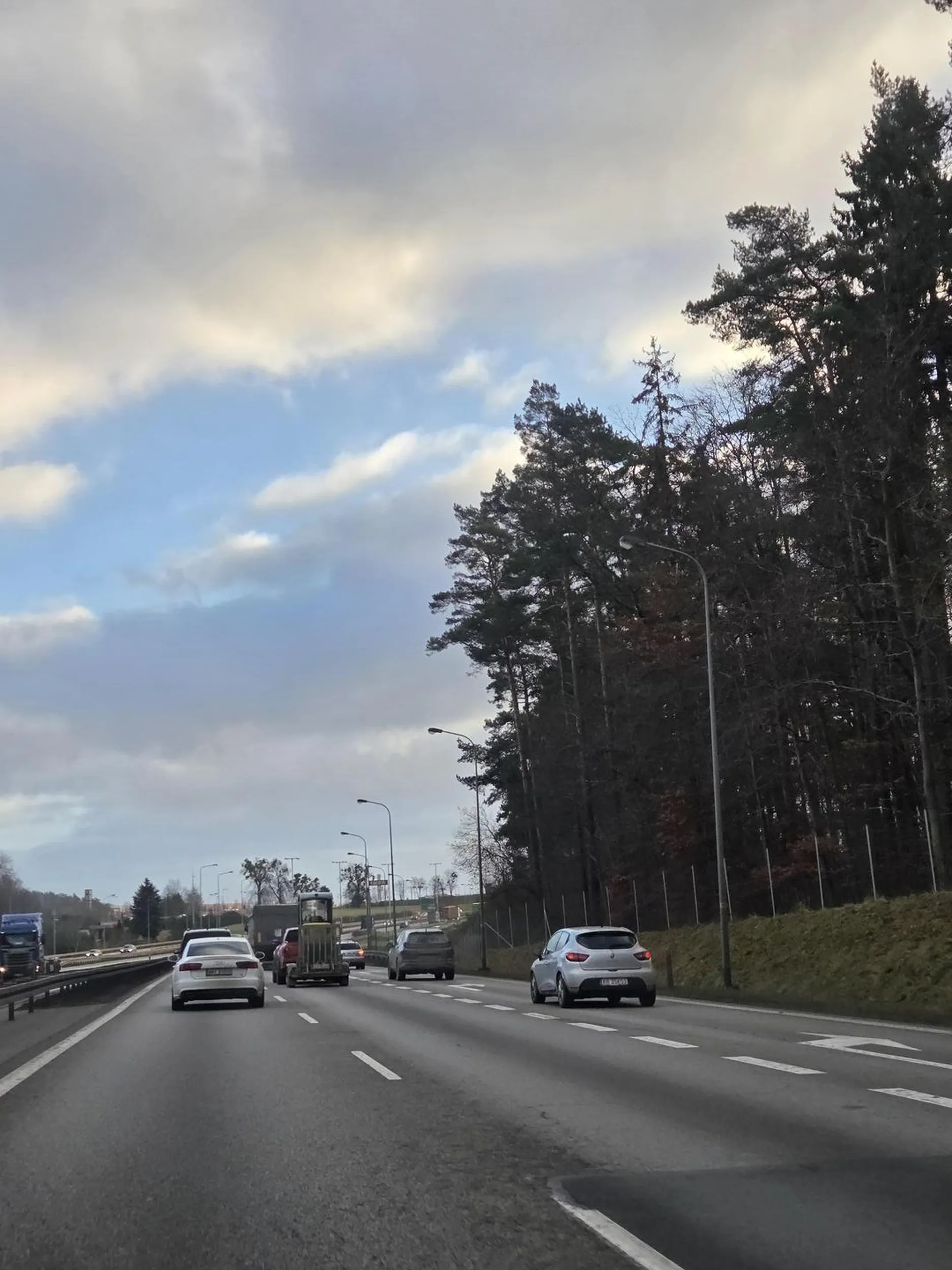 Jadąc lewym pasem (na prawym korek i pełno tirów) obwodnicą kobieta w białym audi zaczęła na mnie świecić poganiaczami mimo iż przede mną było pełno aut i nie miałem jak przyspieszyć/zmienić pas. Następnie zachowywała się agresywnie, wymachiwała rękoma, pokazywała serdeczny palec ;) i zaczęła mnie nagrywać telefonem jadąc przy tym 120/140 km/h Nie pozdrawiam i życzę by za takie manewry złapała pani mandat