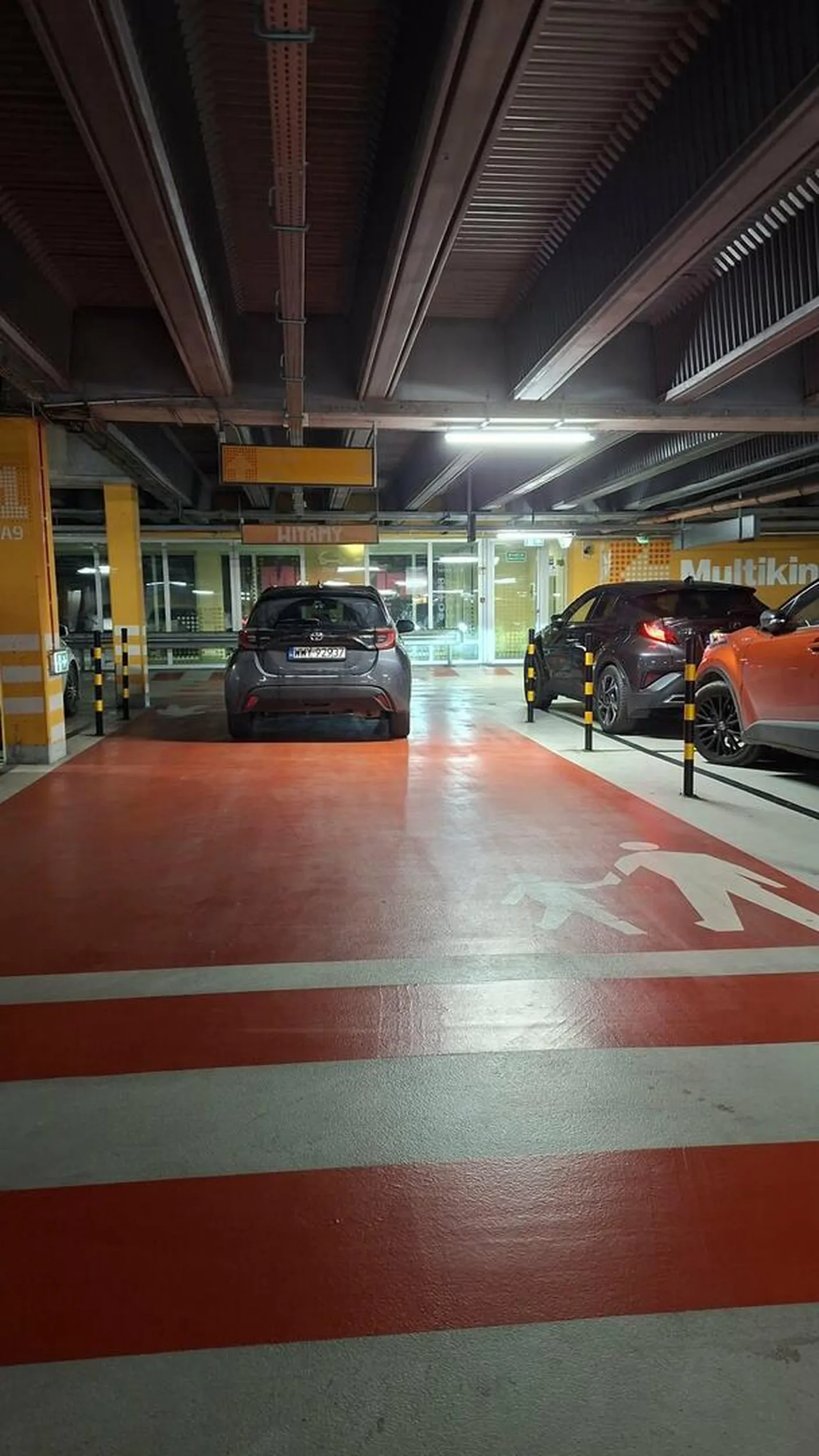Parking praktycznie pusty. 3/4 miejsc pustych  ale trzeba zaparkować na przejściu by mieć jak najbliżej do drzwi.